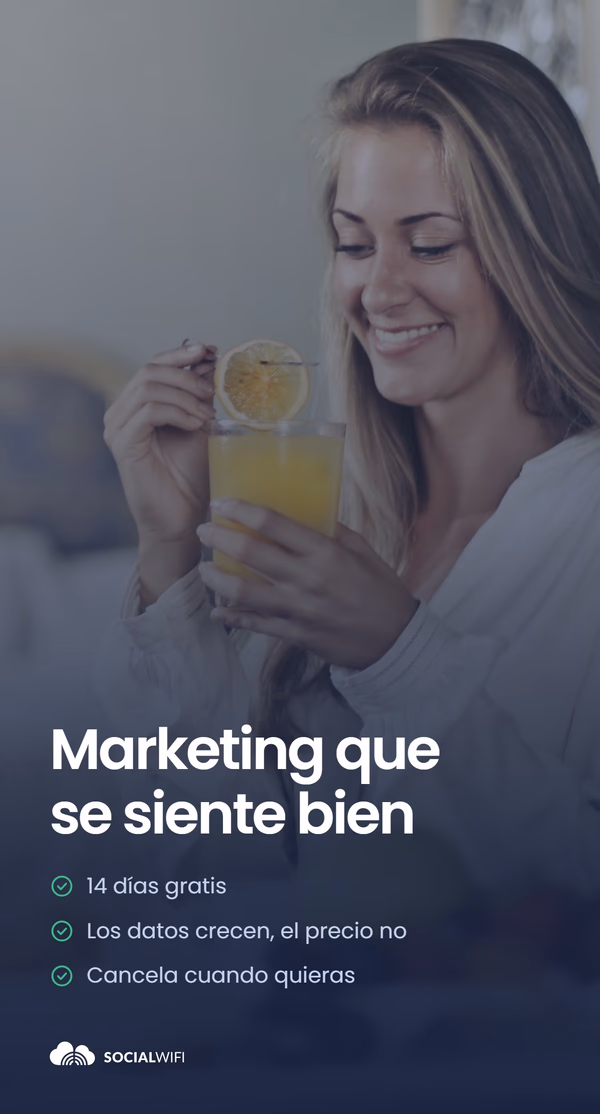 Mujer disfrutando de una bebida en casa, junto al titular 'Marketing que se siente bien' y una lista de beneficios - 14 días gratis, los datos crecen pero el precio no, y cancele cuando quiera