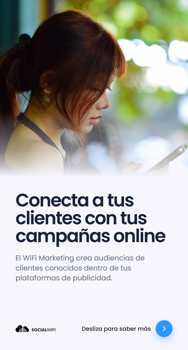 Mujer revisando su teléfono sobre un fondo verde difuminado, con el titular 'Conecta a sus clientes con sus campañas online'