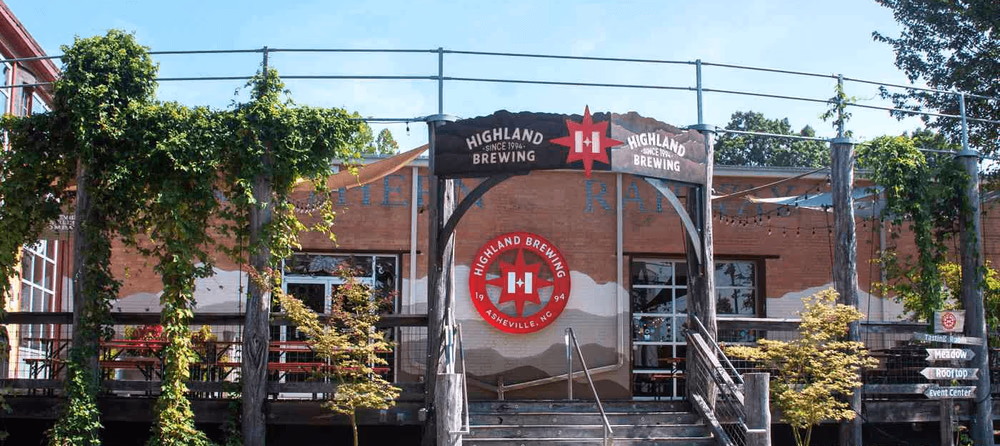 Highland Brewing con una tina llena de reseñas
