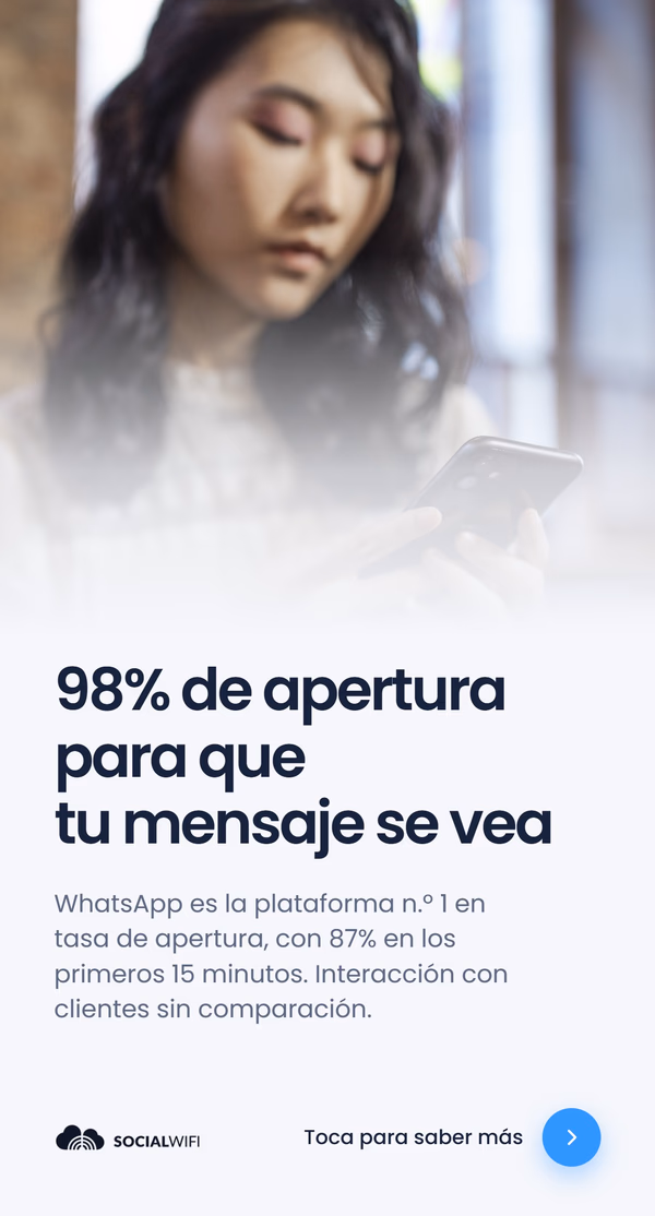 Mujer revisando su teléfono, bajo el titular 'El 98% de apertura hace que vean su mensaje' y el texto 'WhatsApp es la plataforma número 1 en tasa de apertura, con un 87% en 15 minutos. Un nivel de interacción con el cliente inigualable.'