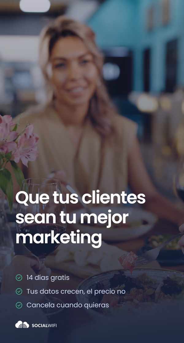 Mujer disfrutando de una cena con vino y flores en la mesa, con el titular 'Que sus clientes sean su mejor marketing' y una lista de beneficios - 14 días gratis, sus datos crecen pero el precio no, y cancelación en cualquier momento