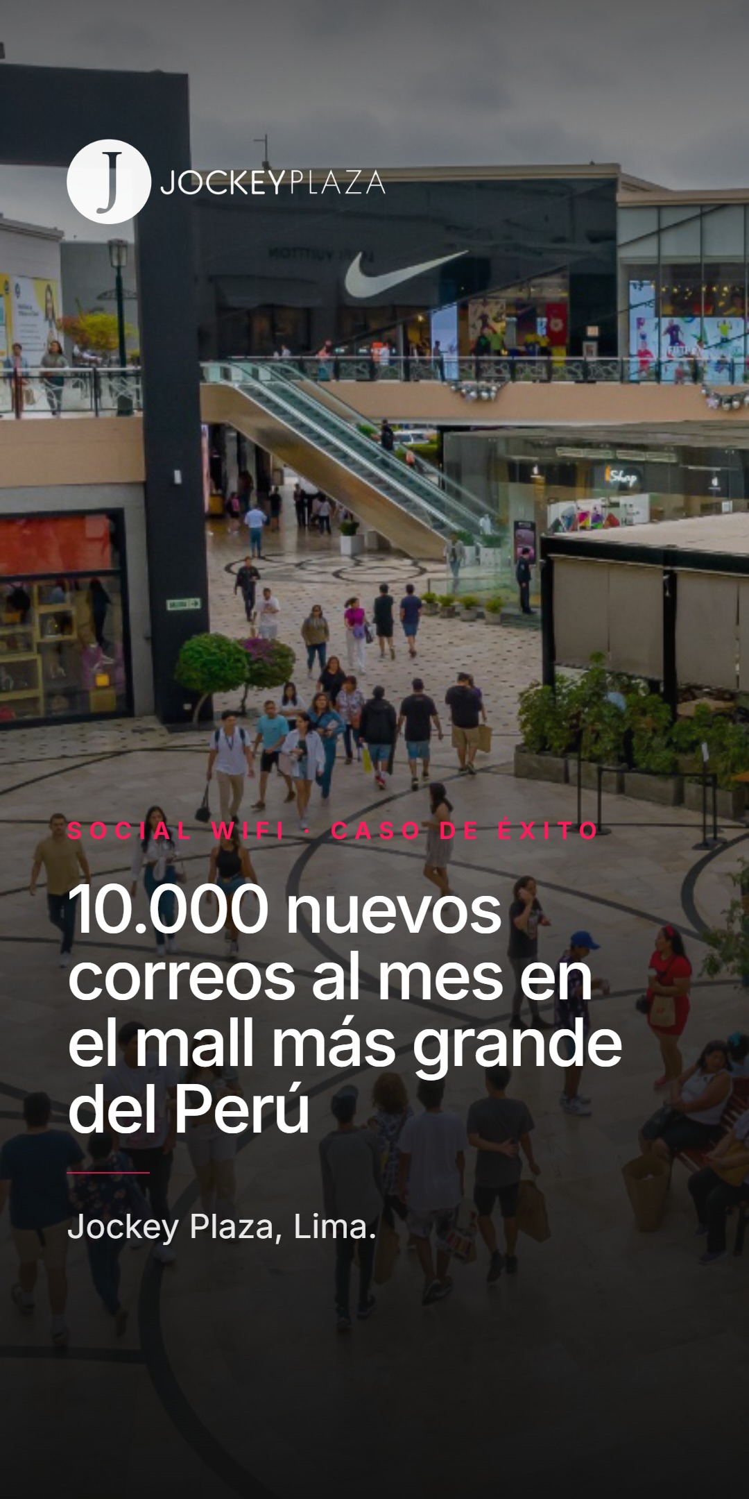 Diapositiva de portada del caso de éxito de Jockey Plaza, con una concurrida galería comercial de fondo y el logo de Jockey Plaza. Titular: 10.000 nuevos correos al mes en el mall más grande del Perú.