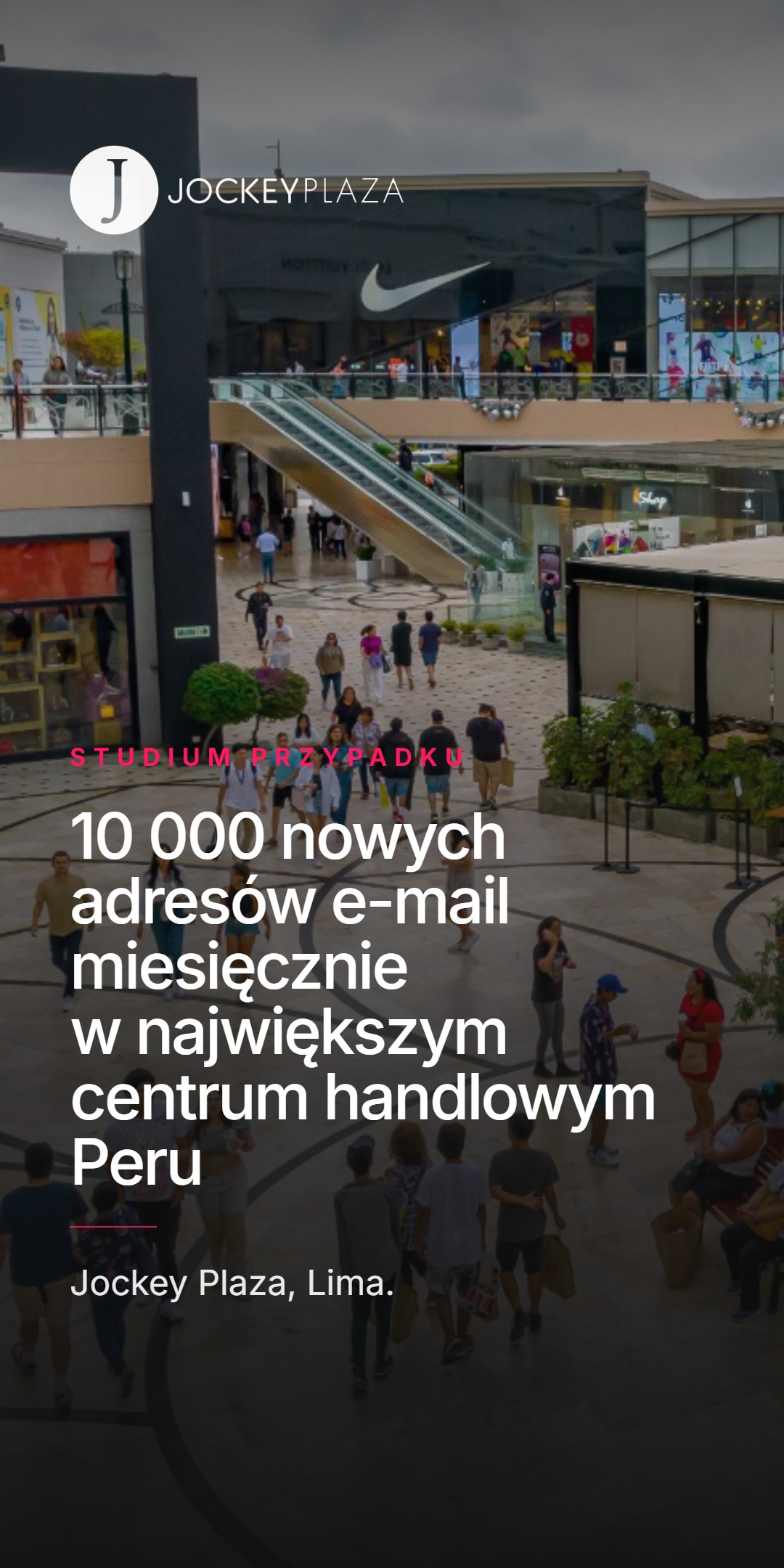 Slajd tytułowy studium przypadku Jockey Plaza na tle tętniącego życiem pasażu centrum handlowego z logo Jockey Plaza. Nagłówek: 10 000 nowych adresów e-mail miesięcznie w największym centrum handlowym Peru.