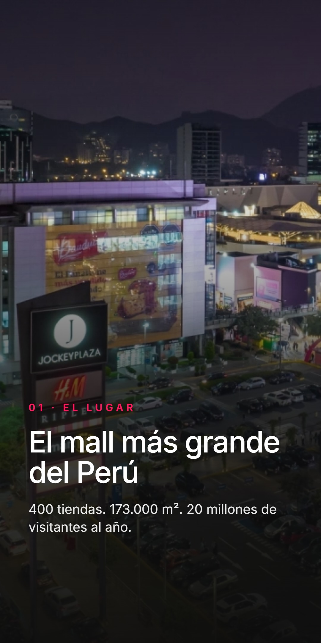 Foto nocturna del edificio de Jockey Plaza con su letrero iluminado. Etiqueta 01 - El lugar, titular El mall más grande del Perú, datos: 400 tiendas, 173.000 m2, 20 millones de visitantes al año.