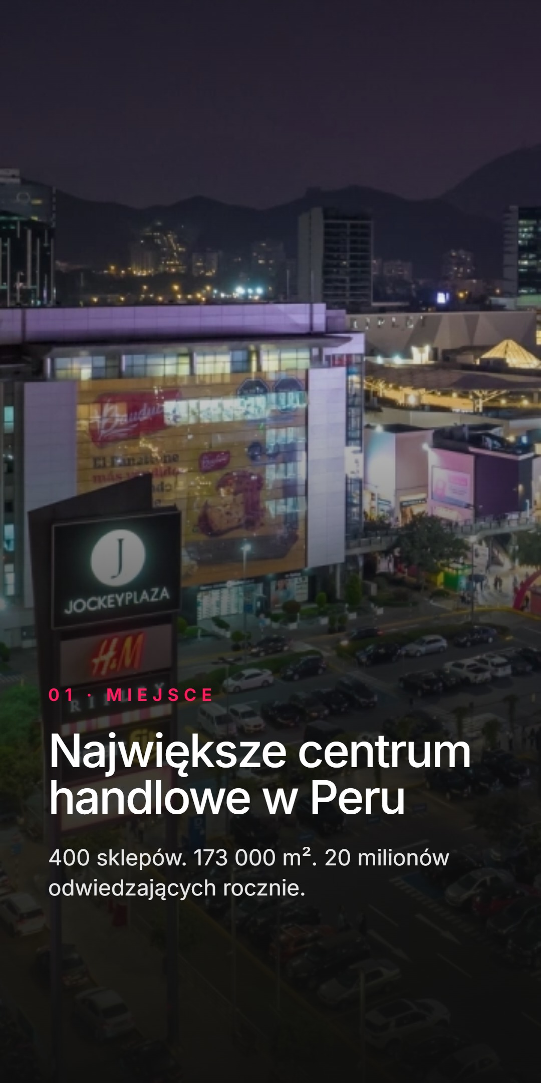 Nocne zdjęcie budynku Jockey Plaza z podświetlonym szyldem. Etykieta 01 - Miejsce, nagłówek Największe centrum handlowe w Peru, dane: 400 sklepów, 173 000 m2, 20 milionów odwiedzających rocznie.