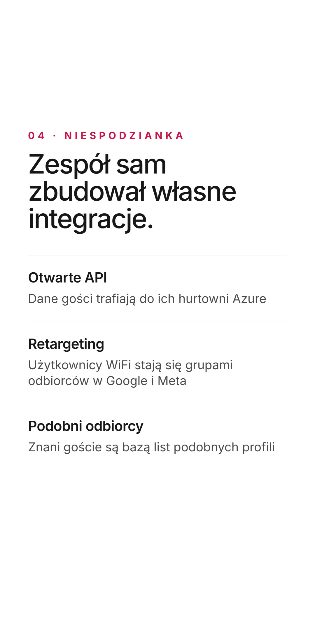 Jasny slajd z listą integracji. Etykieta 04 - Niespodzianka, nagłówek Zespół sam zbudował własne integracje. Otwarte API - dane gości trafiają do ich hurtowni Azure. Retargeting - użytkownicy WiFi stają się grupami odbiorców w Google i Meta. Podobni odbiorcy - znani goście są bazą list podobnych profili.