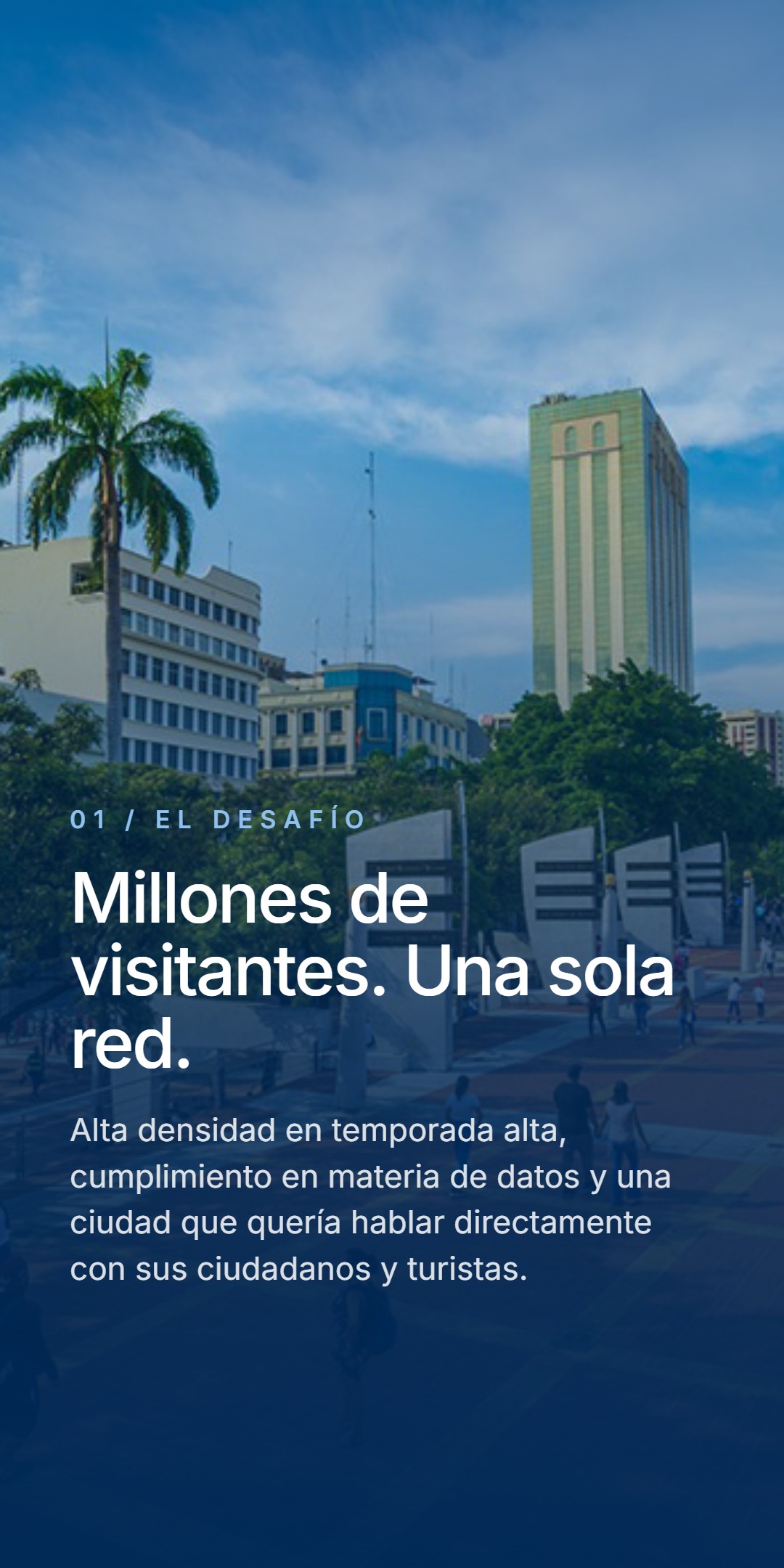Vista panorámica del centro de Guayaquil con un rascacielos y palmeras. Etiqueta 01 - El desafío, titular 'Millones de visitantes. Una sola red.', descripción - alta densidad en temporada alta, cumplimiento en materia de datos y una ciudad que quería hablar directamente con sus ciudadanos y turistas.