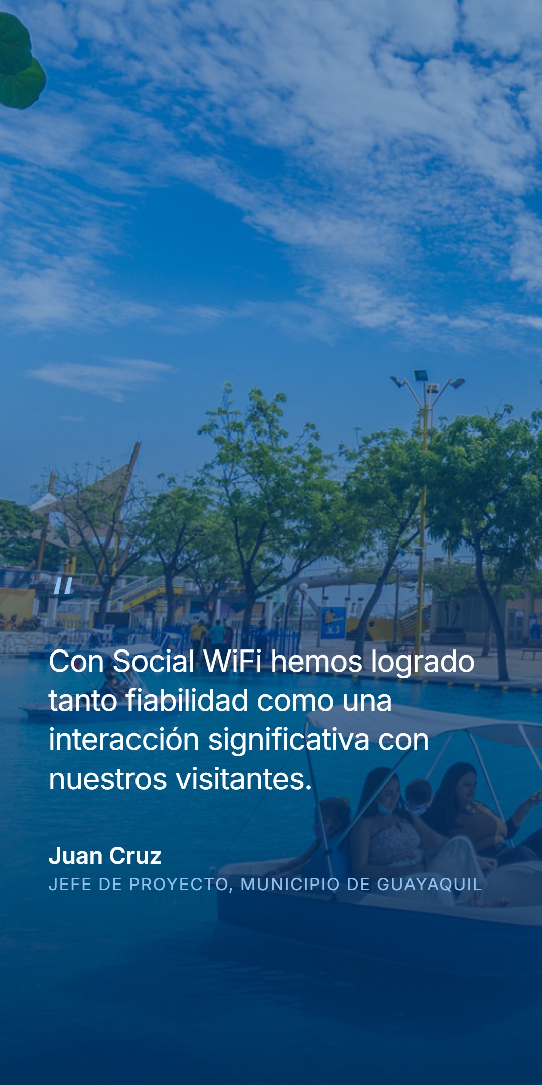 Fotografía de un parque acuático en Guayaquil con visitantes en botes, con la cita del cliente 'Con Social WiFi hemos logrado tanto fiabilidad como una interacción significativa con nuestros visitantes.' y la firma Juan Cruz, Jefe de Proyecto, Municipio de Guayaquil.