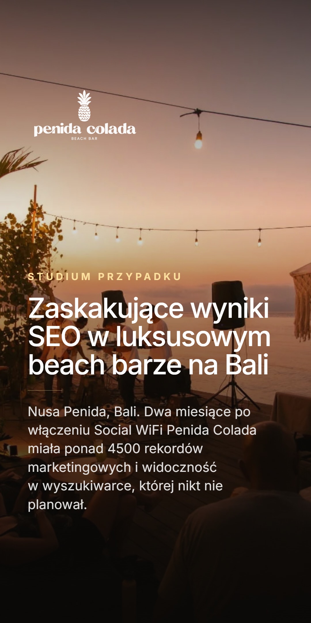 Studium przypadku Penida Colada Beach Bar na Bali o zachodzie słońca. Nagłówek 'Zaskakujące wyniki SEO w luksusowym beach barze na Bali' - dwa miesiące po włączeniu Social WiFi bar zebrał ponad 4500 rekordów marketingowych i widoczność w wyszukiwarce, której nikt nie planował.