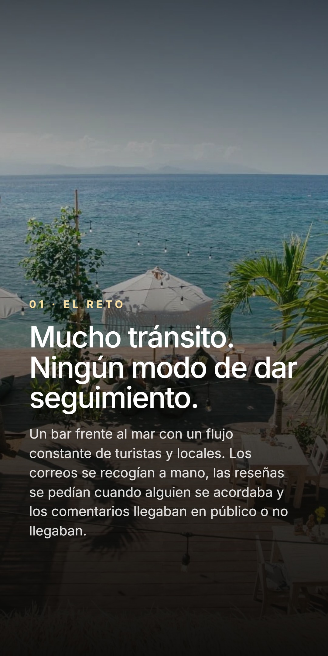 Vista al mar y a la terraza de Penida Colada al atardecer. Etiqueta 01 - El reto, titular 'Mucho tránsito. Ningún modo de dar seguimiento.' - los correos se recogían a mano, las reseñas se pedían cuando alguien se acordaba y los comentarios llegaban en público o no llegaban.