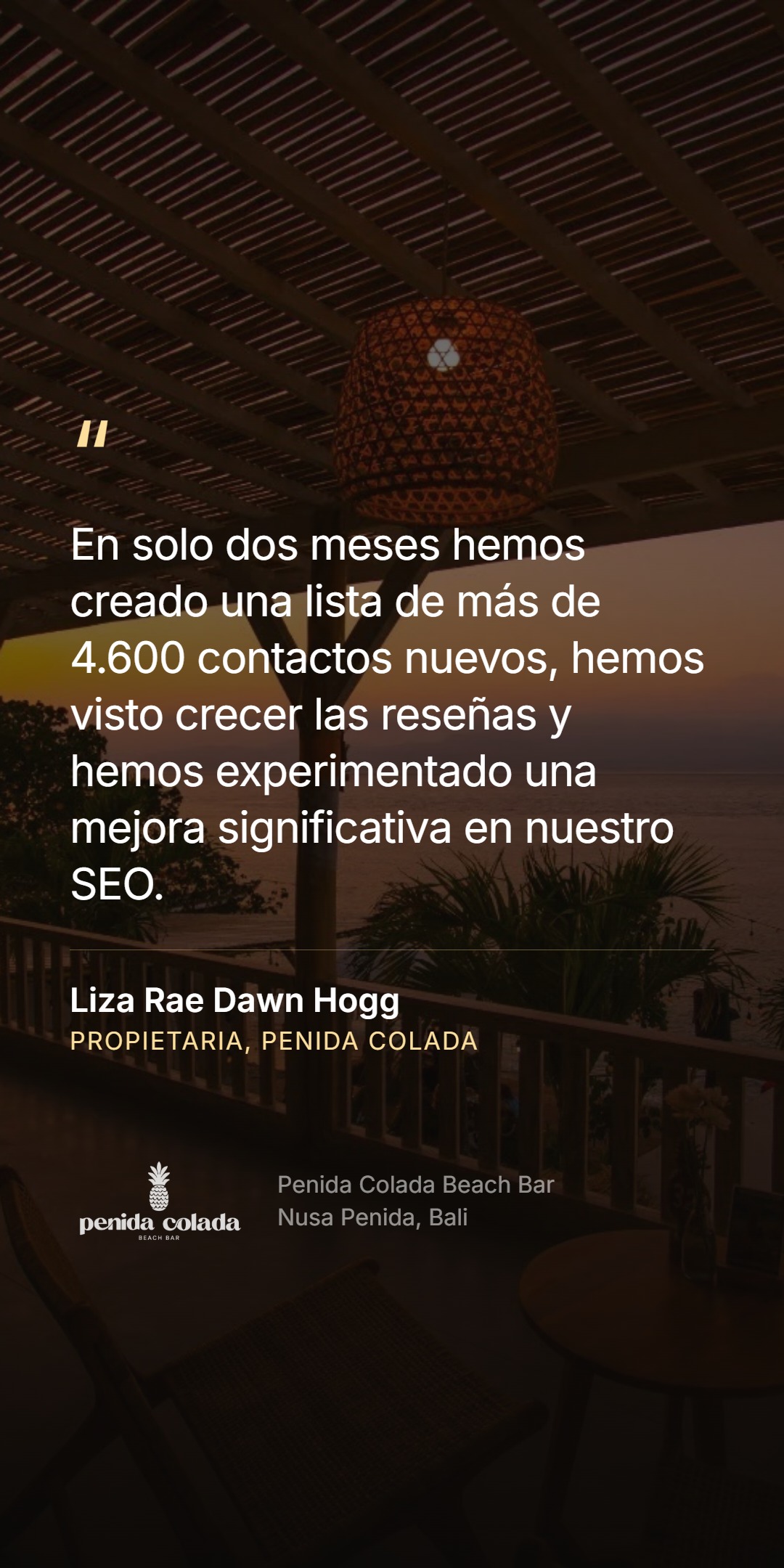Cita de la propietaria sobre la terraza de Penida Colada Beach Bar al atardecer - 'En solo dos meses hemos creado una lista de más de 4.600 contactos nuevos, hemos visto crecer las reseñas y hemos experimentado una mejora significativa en nuestro SEO.' Liza Rae Dawn Hogg, propietaria de Penida Colada.