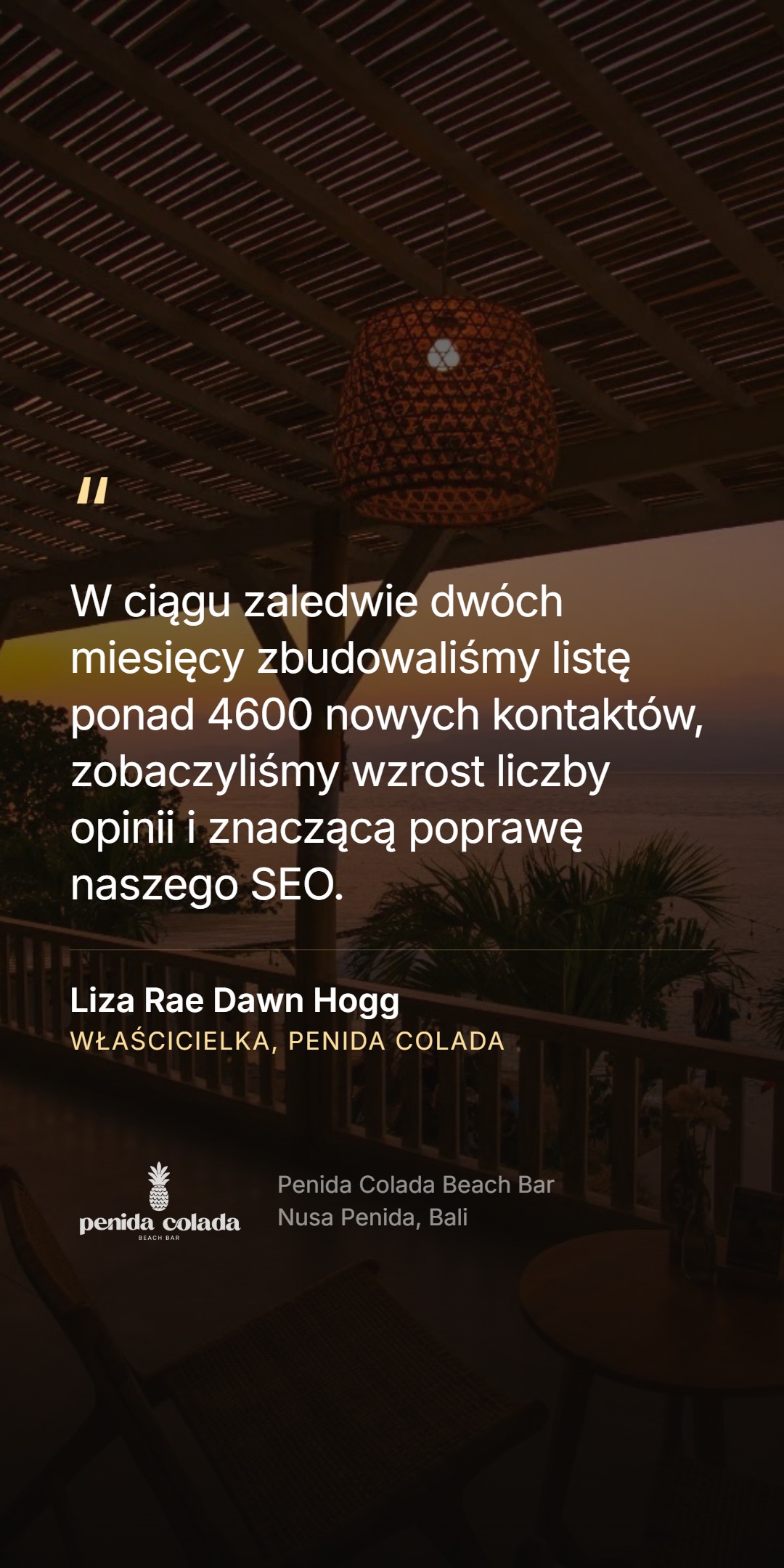 Cytat właścicielki na tle tarasu Penida Colada Beach Bar o zmierzchu - 'W ciągu zaledwie dwóch miesięcy zbudowaliśmy listę ponad 4600 nowych kontaktów, zobaczyliśmy wzrost liczby opinii i znaczącą poprawę naszego SEO.' Liza Rae Dawn Hogg, właścicielka Penida Colada.