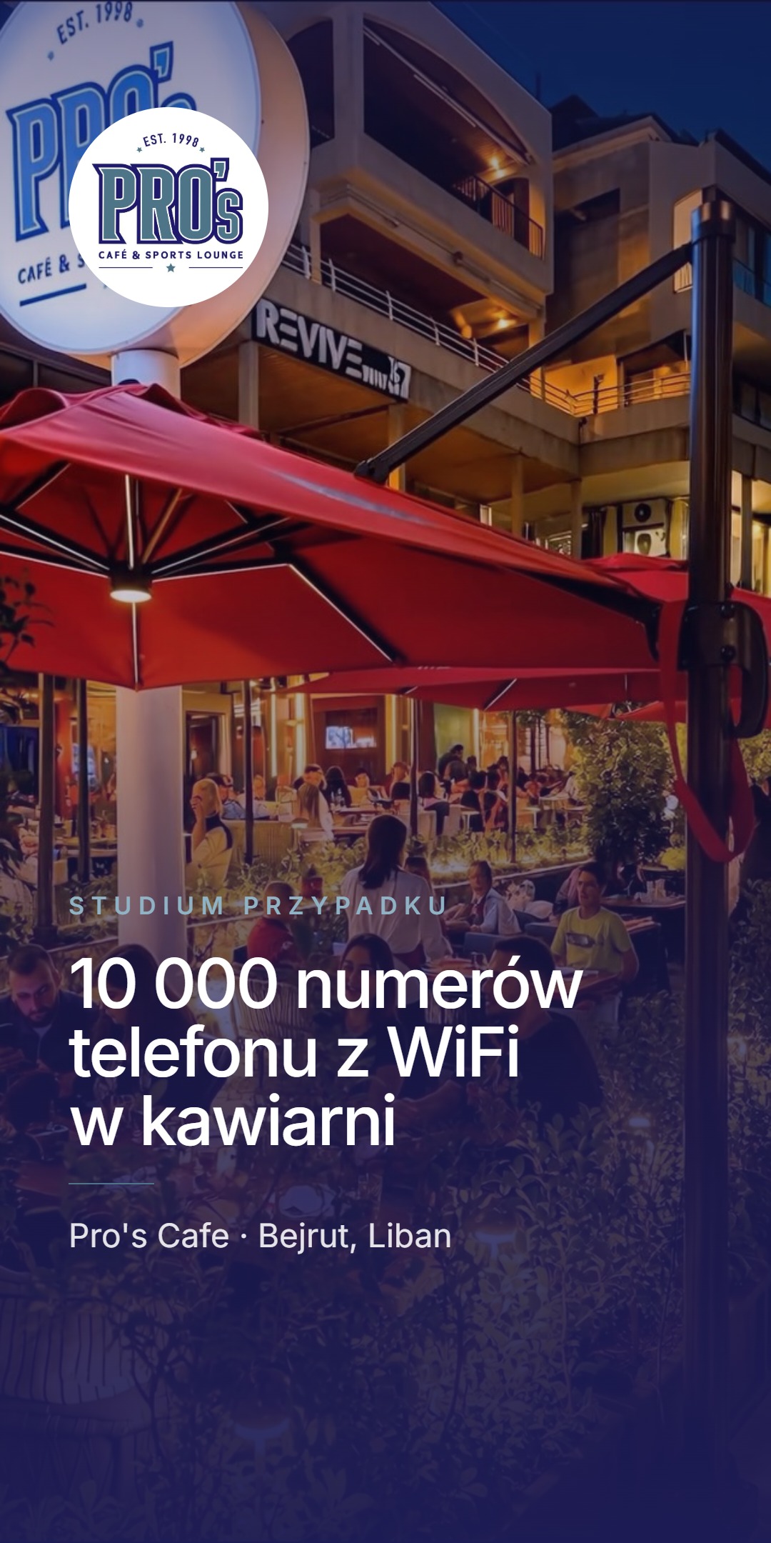 Nocne zdjęcie tarasu kawiarni Pro's Cafe w Bejrucie z czerwonymi parasolami i gośćmi przy stolikach, z logo Pro's Cafe w rogu. Nagłówek '10 000 numerów telefonu z WiFi w kawiarni', podpis Pro's Cafe, Bejrut, Liban
