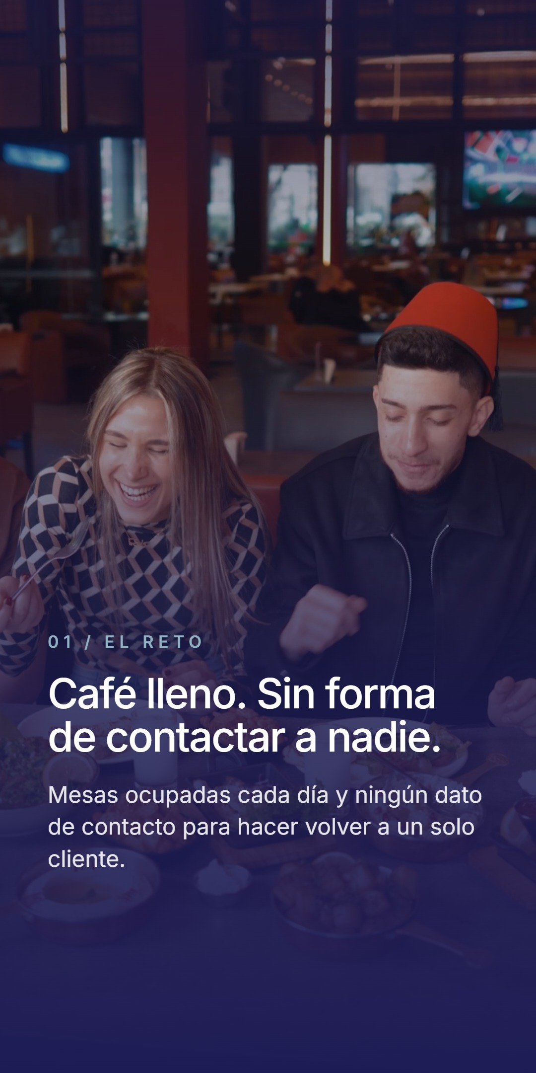 Clientes sonrientes comiendo en el café Pro's Cafe, bajo el titular 'Café lleno. Sin forma de contactar a nadie.' y el texto que explica que, pese a las mesas ocupadas cada día, el café no tenía ningún dato de contacto para hacer volver a los clientes