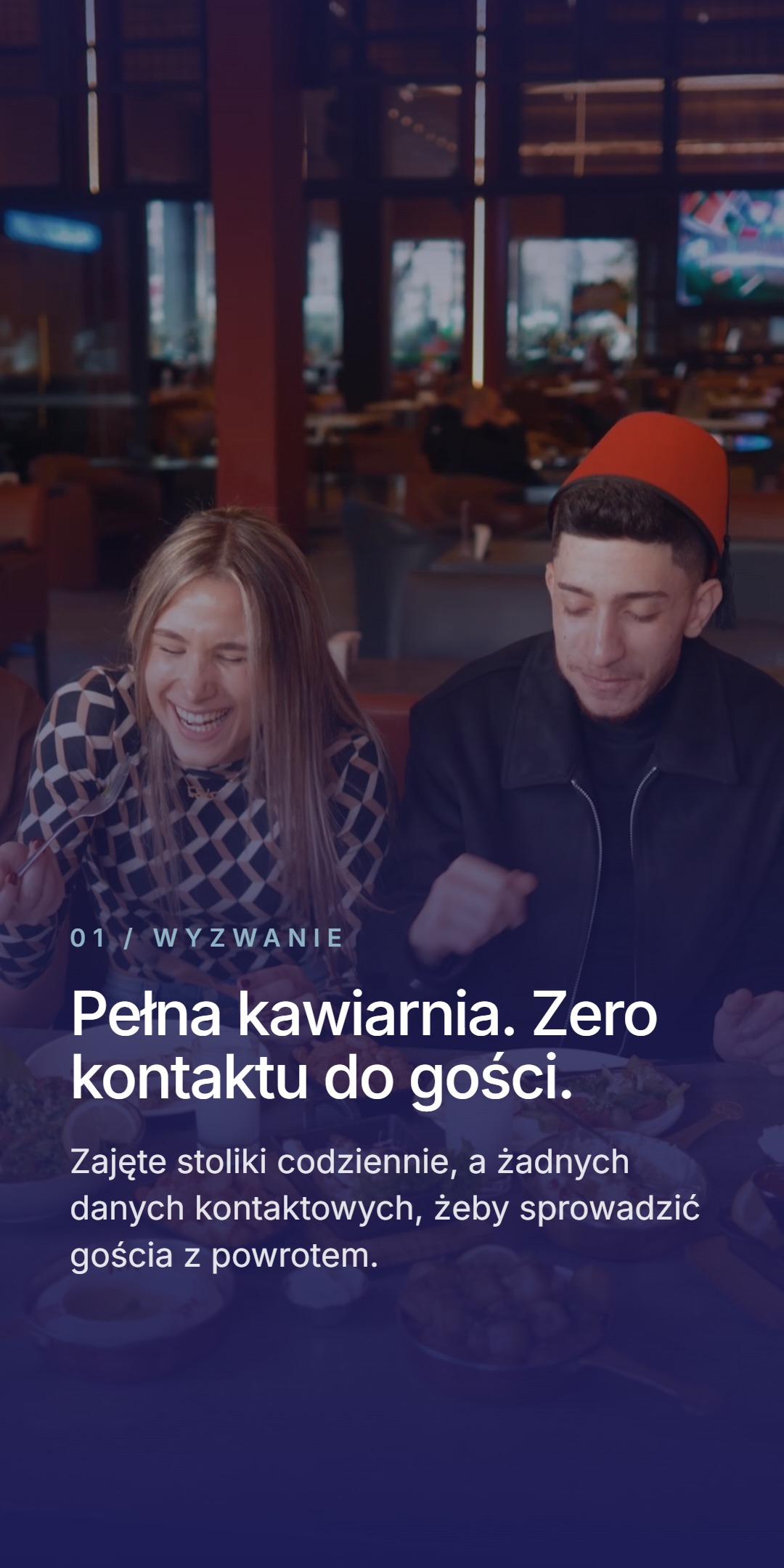 Uśmiechnięci goście jedzący posiłek w kawiarni Pro's Cafe, pod nagłówkiem 'Pełna kawiarnia. Zero kontaktu do gości.' i opisem, że mimo zajętych stolików kawiarnia nie miała żadnych danych kontaktowych, by sprowadzić gości z powrotem