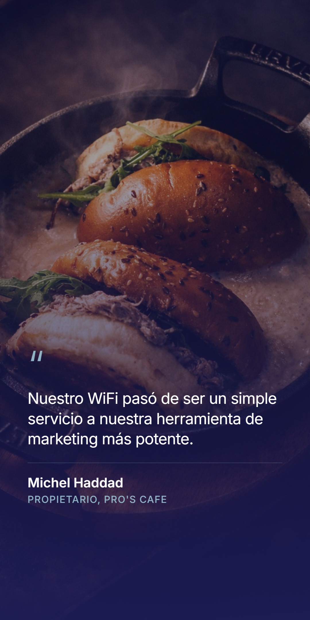 Fotografía de bocadillos en una sartén en el café Pro's Cafe, con la cita del cliente 'Nuestro WiFi pasó de ser un simple servicio a nuestra herramienta de marketing más potente' - Michel Haddad, propietario de Pro's Cafe