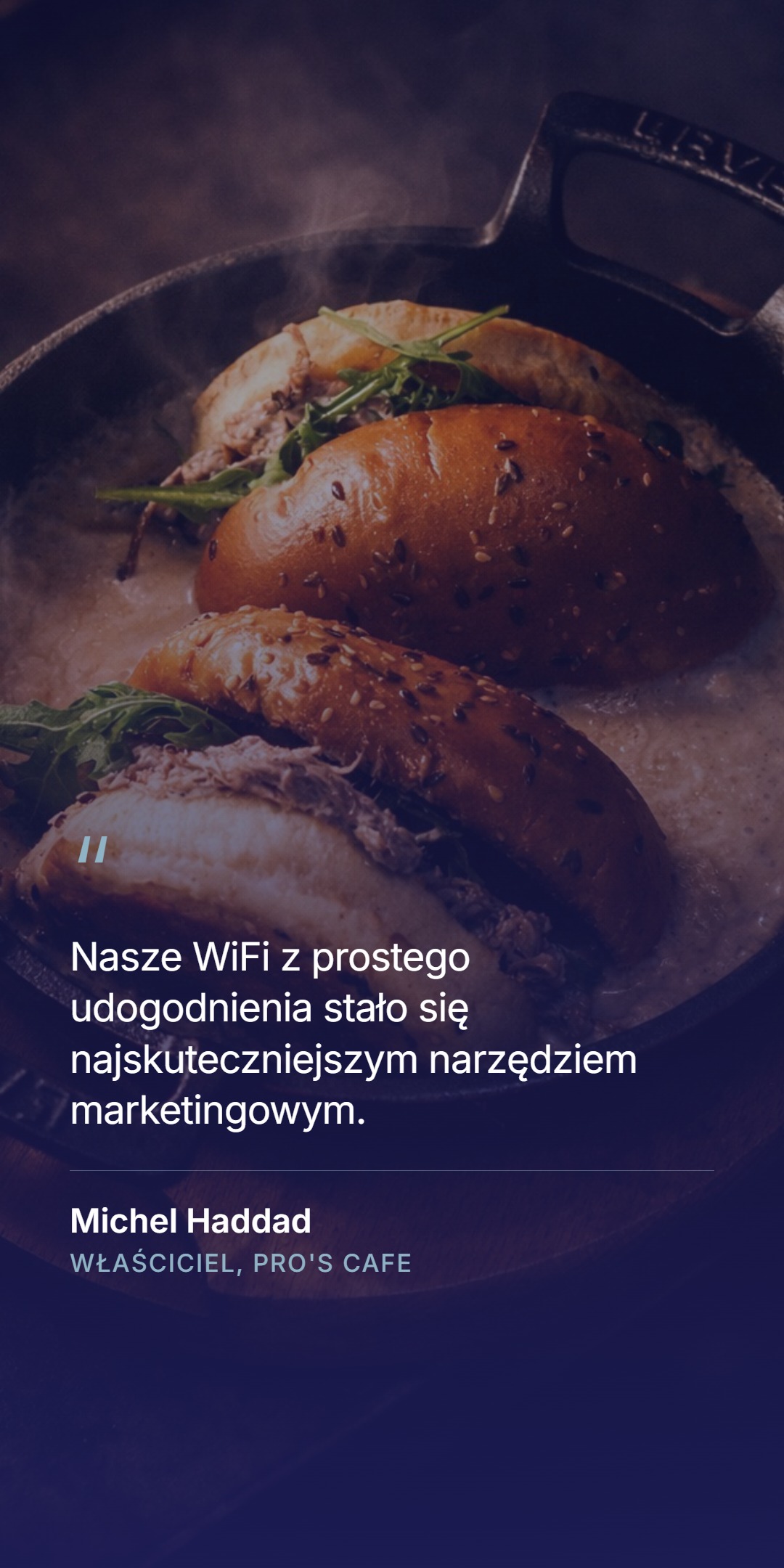 Zdjęcie kanapek na patelni w kawiarni Pro's Cafe, z cytatem klienta 'Nasze WiFi z prostego udogodnienia stało się najskuteczniejszym narzędziem marketingowym' - Michel Haddad, właściciel Pro's Cafe