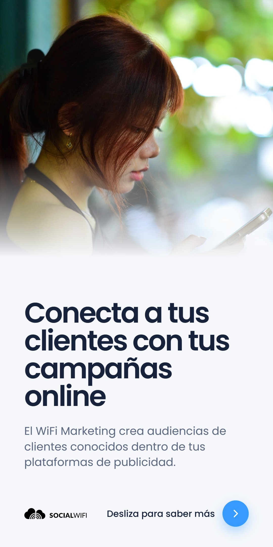 Mujer revisando su teléfono sobre un fondo verde difuminado, con el titular 'Conecta a tus clientes con tus campañas online'