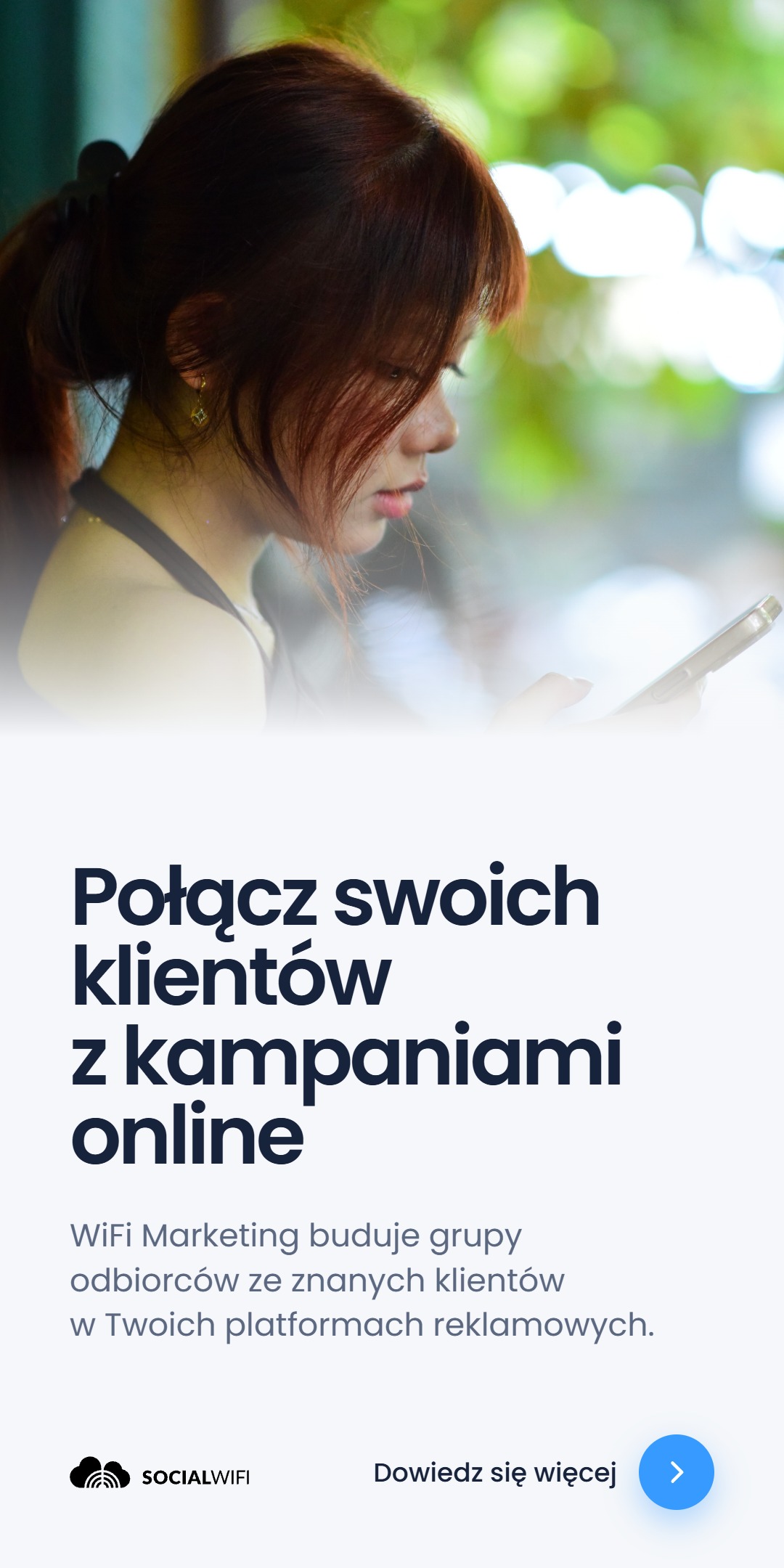 Kobieta patrząca na telefon na tle rozmytej zieleni, z nagłówkiem 'Połącz swoich klientów z kampaniami online'