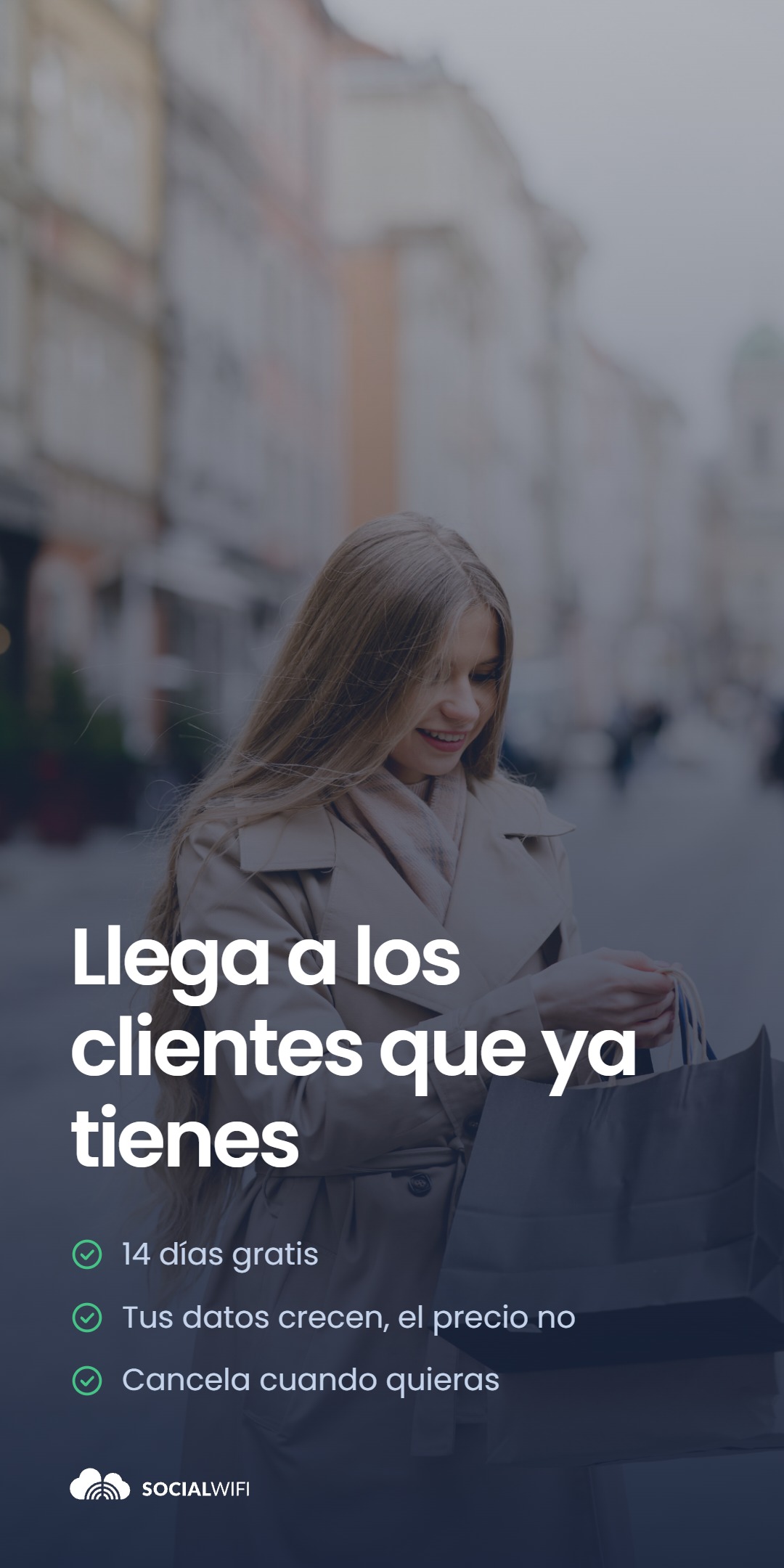 Mujer cargando bolsas de compras por una calle de la ciudad, bajo el titular 'Llega a los clientes que ya tienes' y una lista de '14 días gratis', 'Tus datos crecen, el precio no', 'Cancela cuando quieras'