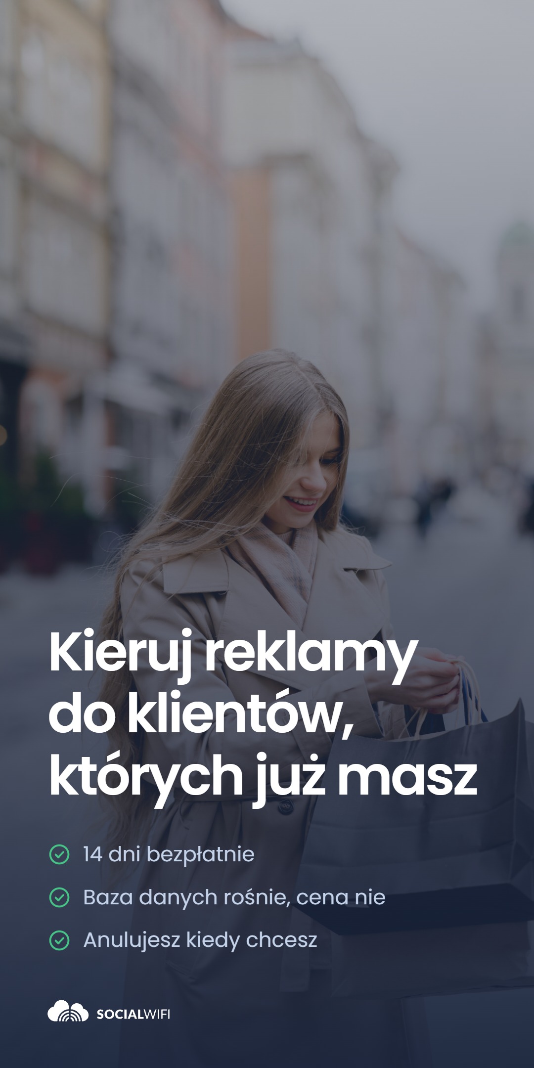 Kobieta niosąca torby na zakupy ulicą miasta, pod nagłówkiem 'Kieruj reklamy do klientów, których już masz' i listą '14 dni bezpłatnie', 'Baza danych rośnie, cena nie', 'Anulujesz kiedy chcesz'