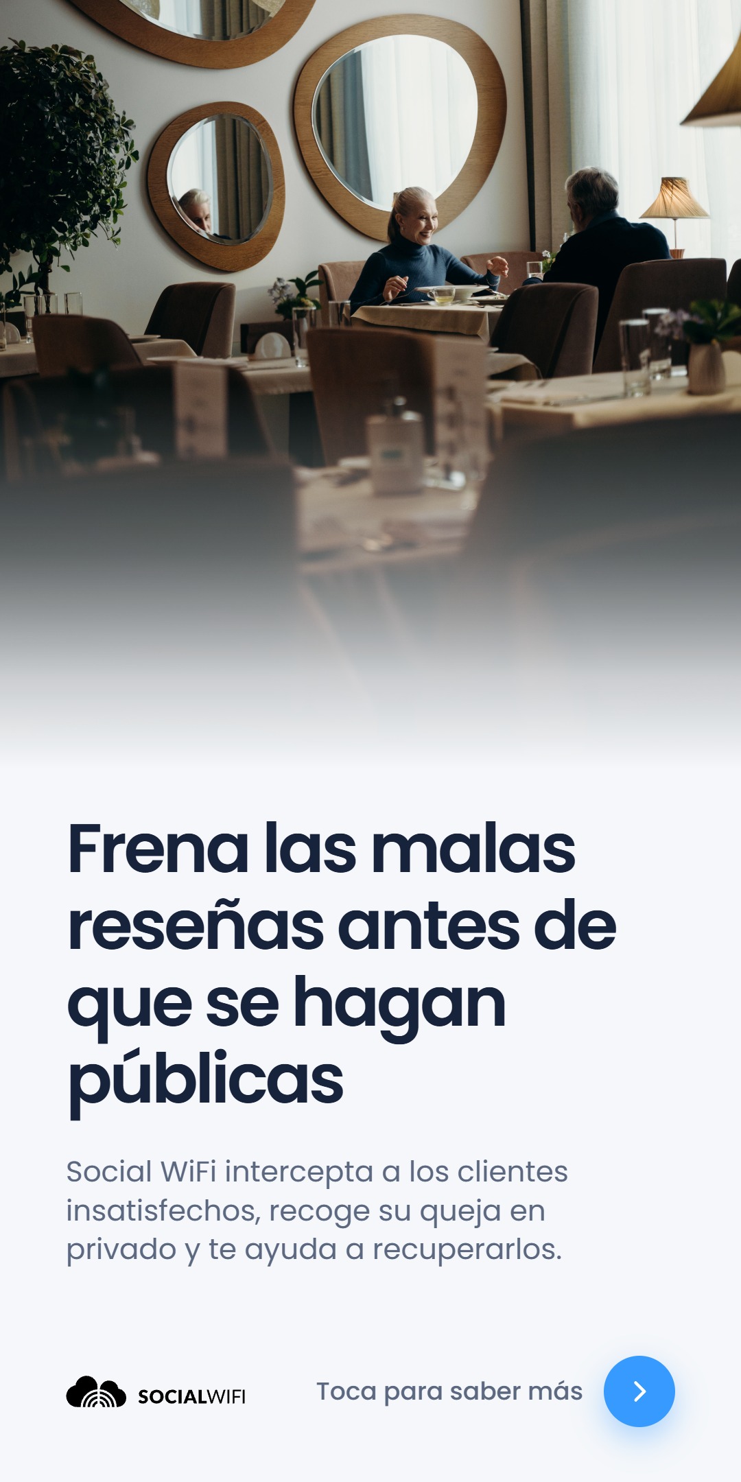 Una pareja mayor cenando en un restaurante elegante con espejos redondos en la pared, con el titular 'Frena las malas reseñas antes de que se hagan públicas' y un texto que explica que Social WiFi intercepta a los clientes insatisfechos, recoge su queja en privado y ayuda a recuperarlos