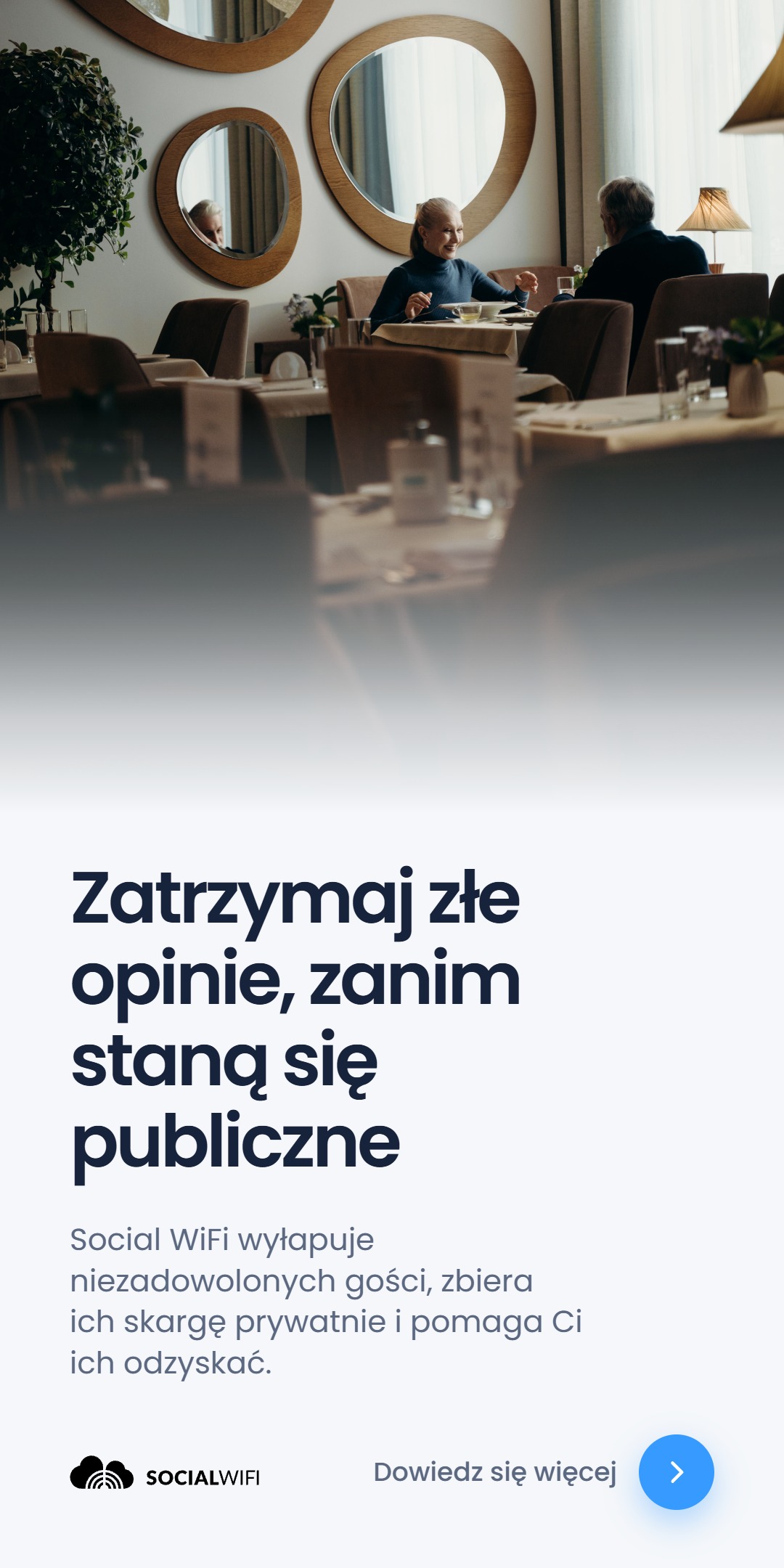 Starsza para przy stoliku w eleganckiej restauracji z okrągłymi lustrami na ścianie, z nagłówkiem 'Zatrzymaj złe opinie, zanim staną się publiczne' i tekstem o tym, że Social WiFi wyłapuje niezadowolonych gości, zbiera ich skargę prywatnie i pomaga ich odzyskać