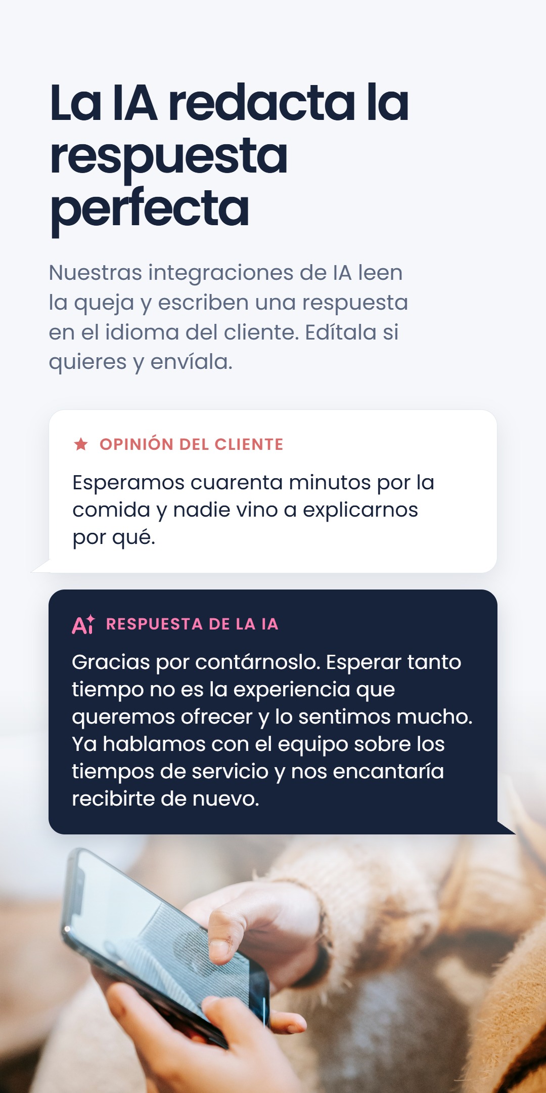 Mockup tipo chat bajo el titular 'La IA redacta la respuesta perfecta', que muestra la opinión de un huésped sobre cuarenta minutos de espera de comida y la respuesta de la IA disculpándose e invitando a volver, junto a una foto de una persona escribiendo en el teléfono