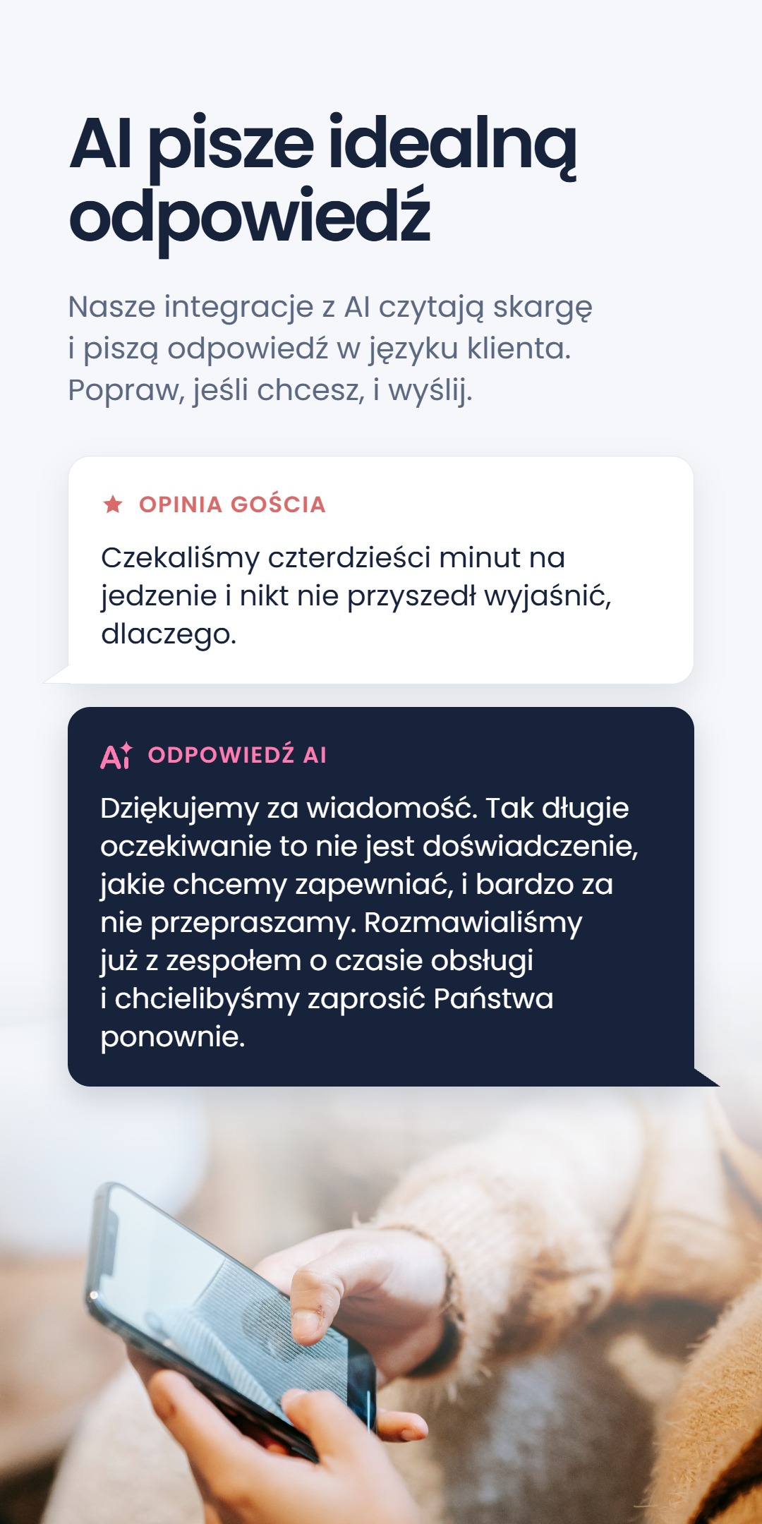 Mockup czatu pod nagłówkiem 'AI pisze idealną odpowiedź', pokazujący opinię gościa o czterdziestominutowym oczekiwaniu na jedzenie i odpowiedź AI z przeprosinami i zaproszeniem do powrotu, obok zdjęcia osoby piszącej na telefonie