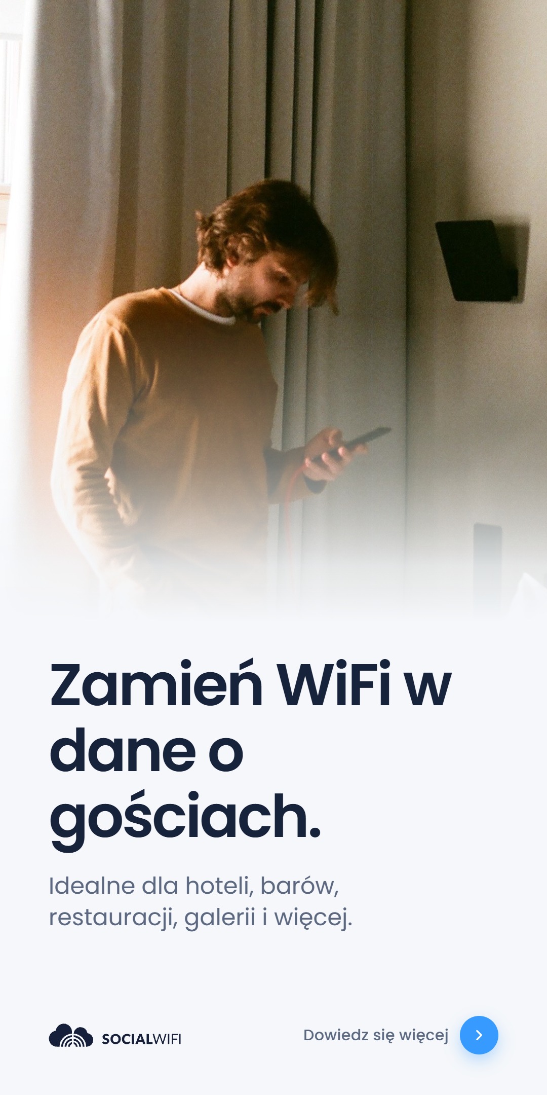 Mężczyzna sprawdzający telefon obok punktu dostępowego WiFi zamontowanego na ścianie, pod nagłówkiem 'Zamień WiFi w dane o gościach' i tekstem 'Idealne dla hoteli, barów, restauracji, galerii i więcej'