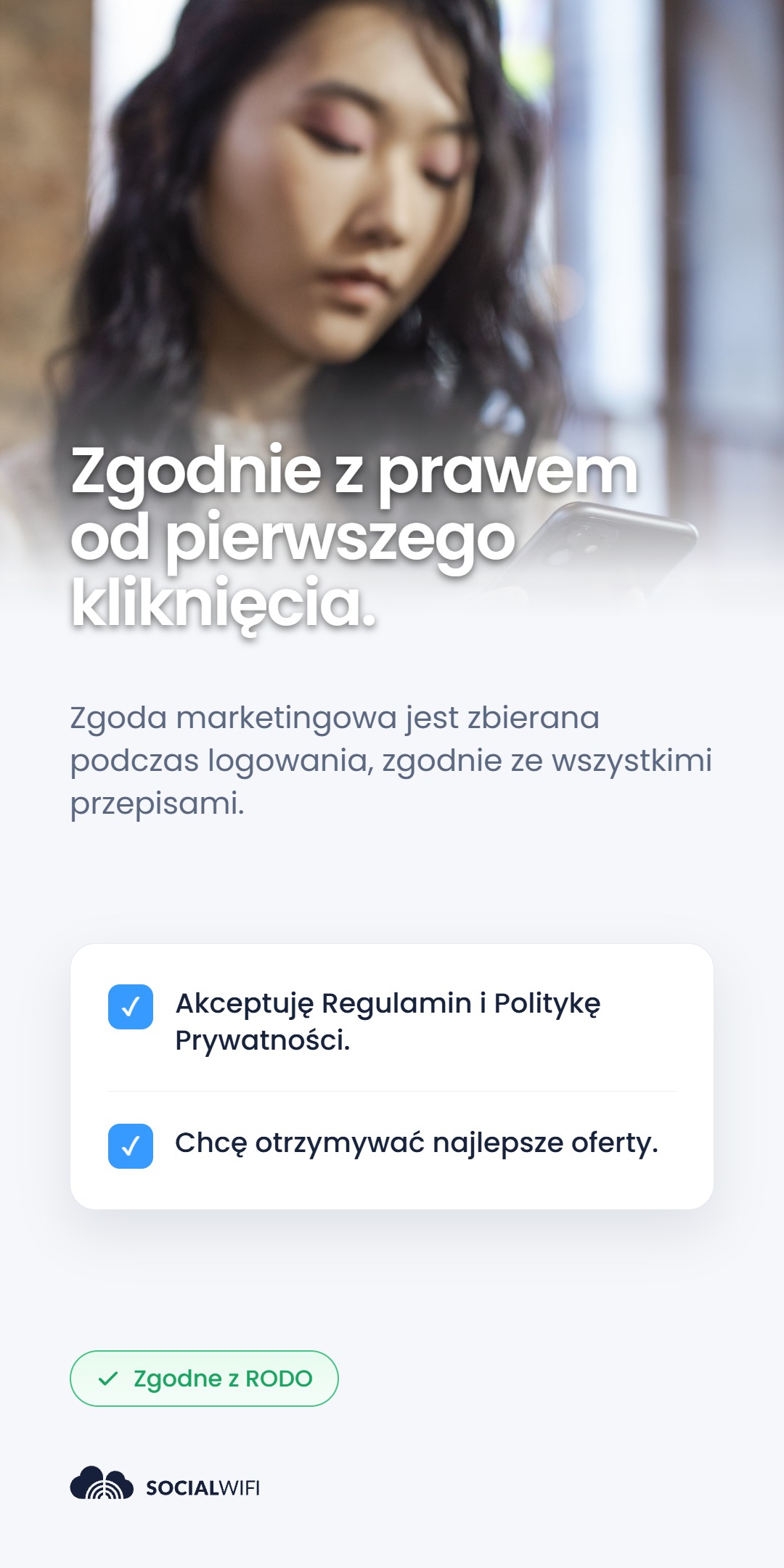 Kobieta sprawdzająca telefon obok nagłówka 'Zgodnie z prawem od pierwszego kliknięcia', z panelem zgody logowania WiFi pokazującym zaznaczone pola 'Akceptuję Regulamin i Politykę Prywatności' oraz 'Chcę otrzymywać najlepsze oferty', i odznaką 'Zgodne z RODO'