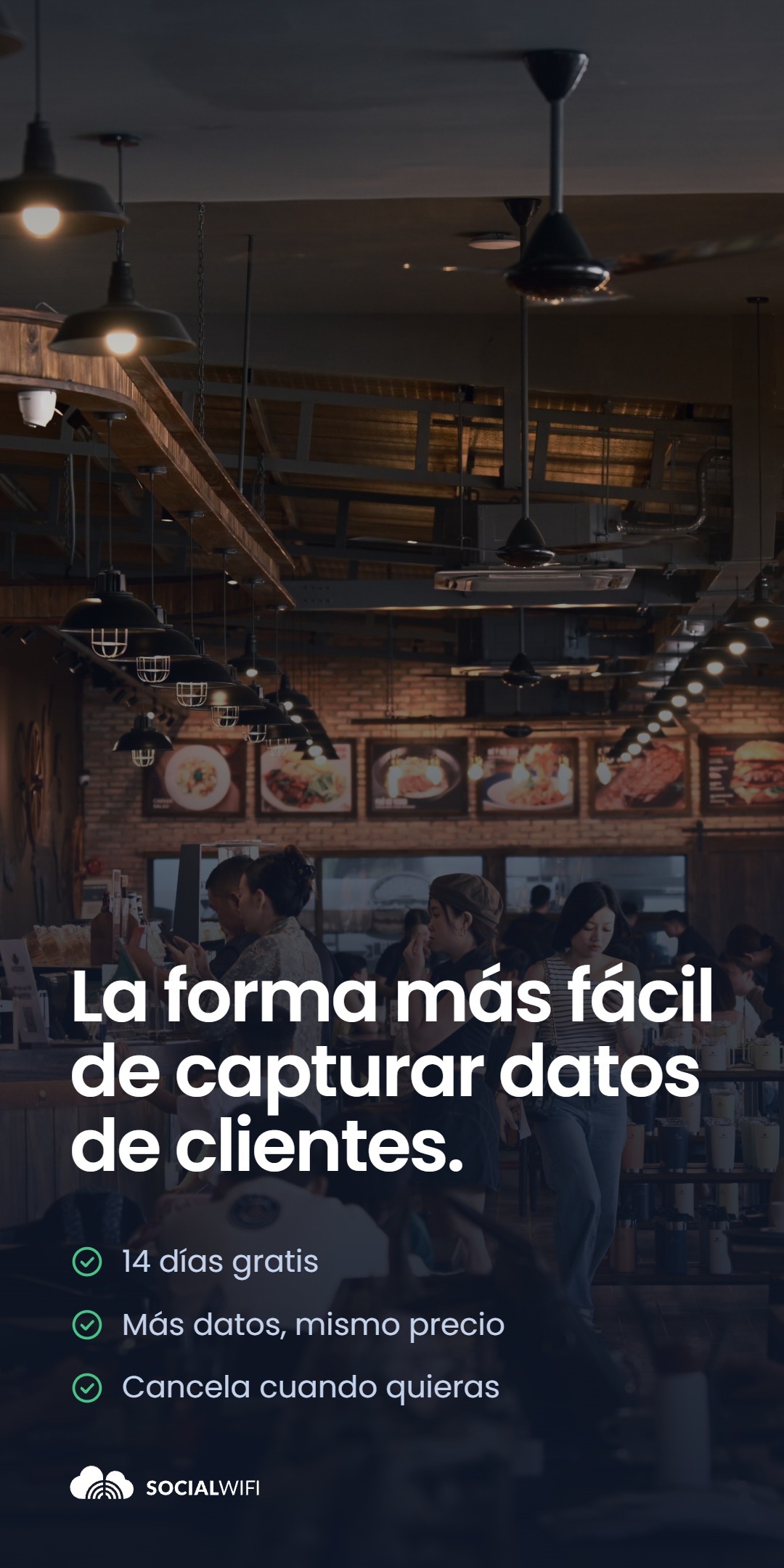Personas usando sus teléfonos en un restaurante concurrido, bajo el titular 'La forma más fácil de capturar datos de clientes' y una lista de beneficios - 14 días gratis, más datos mismo precio, y cancela cuando quieras