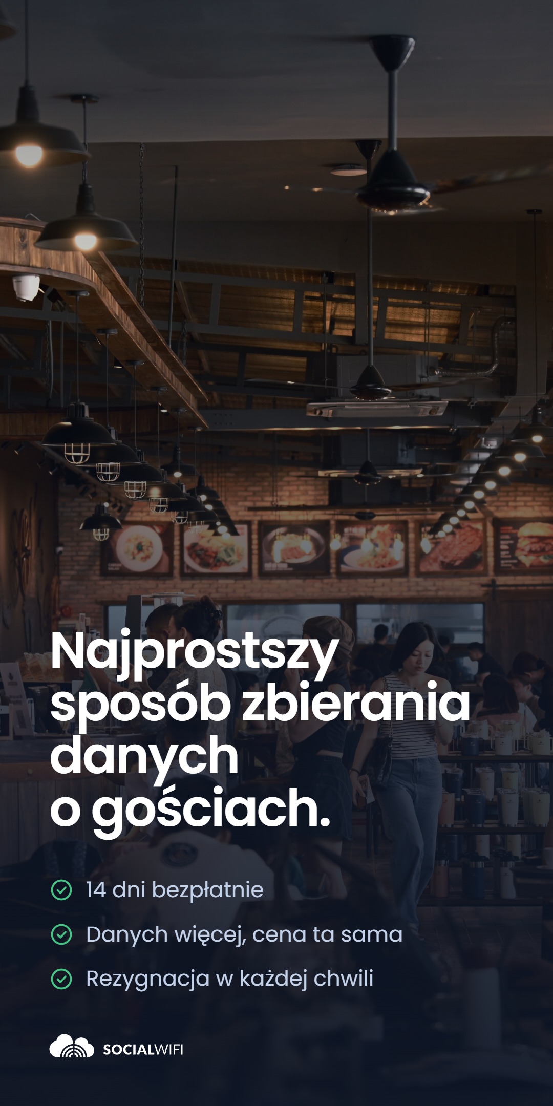 Goście korzystający z telefonów w ruchliwej restauracji, pod nagłówkiem 'Najprostszy sposób zbierania danych o gościach' i listą korzyści - 14 dni bezpłatnie, danych więcej cena ta sama, oraz rezygnacja w każdej chwili