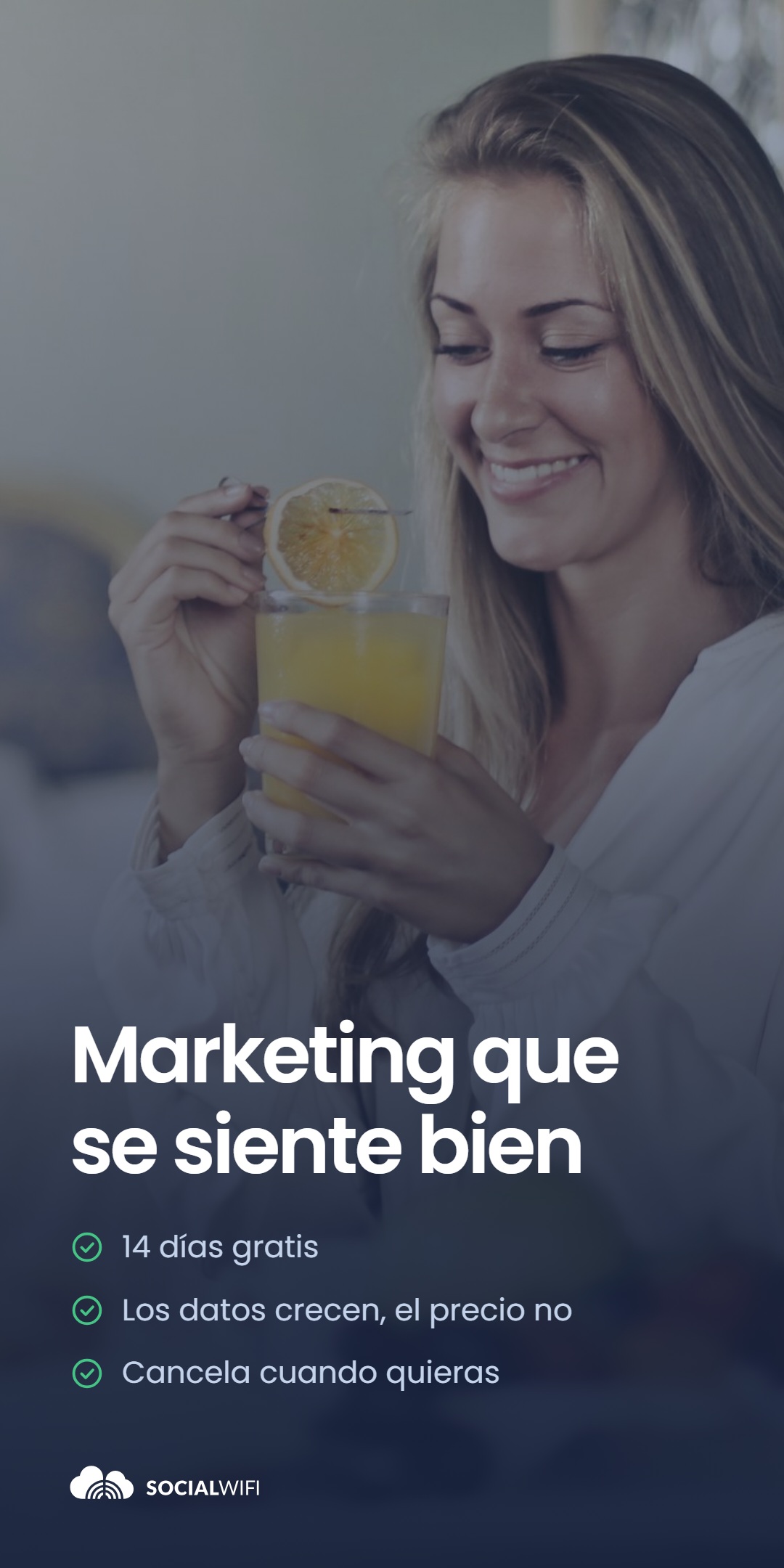 Mujer disfrutando de una bebida en casa, junto al titular 'Marketing que se siente bien' y una lista de beneficios - 14 días gratis, los datos crecen pero el precio no, y cancela cuando quieras