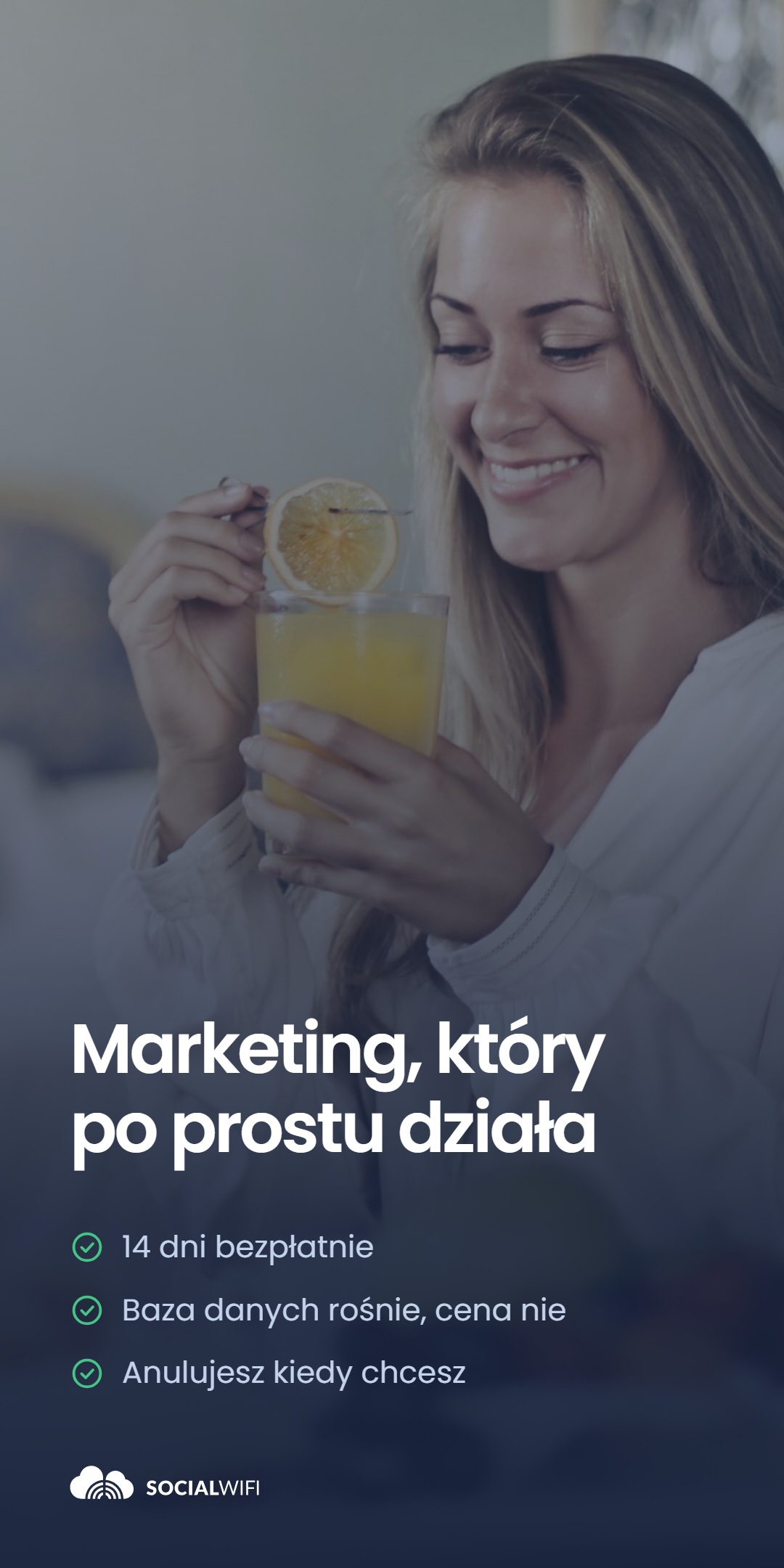 Kobieta ciesząca się drinkiem w domu, obok nagłówka 'Marketing, który po prostu działa' i listy korzyści - 14 dni bezpłatnie, baza danych rośnie, cena nie, oraz możliwość anulowania w każdej chwili