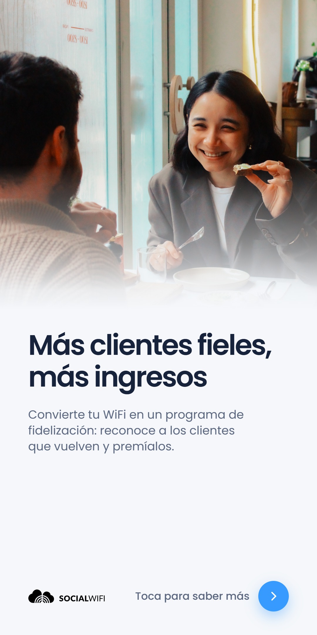 Un hombre y una mujer en una mesa de cafetería, ella sonriendo con un bocado de comida en la mano, con el titular 'Más clientes fieles, más ingresos'