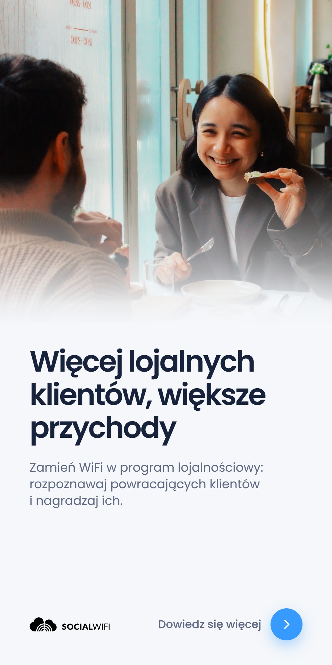 Mężczyzna i kobieta przy stoliku w kawiarni, ona uśmiechnięta z kęsem jedzenia w dłoni, z nagłówkiem 'Więcej lojalnych klientów, większe przychody'