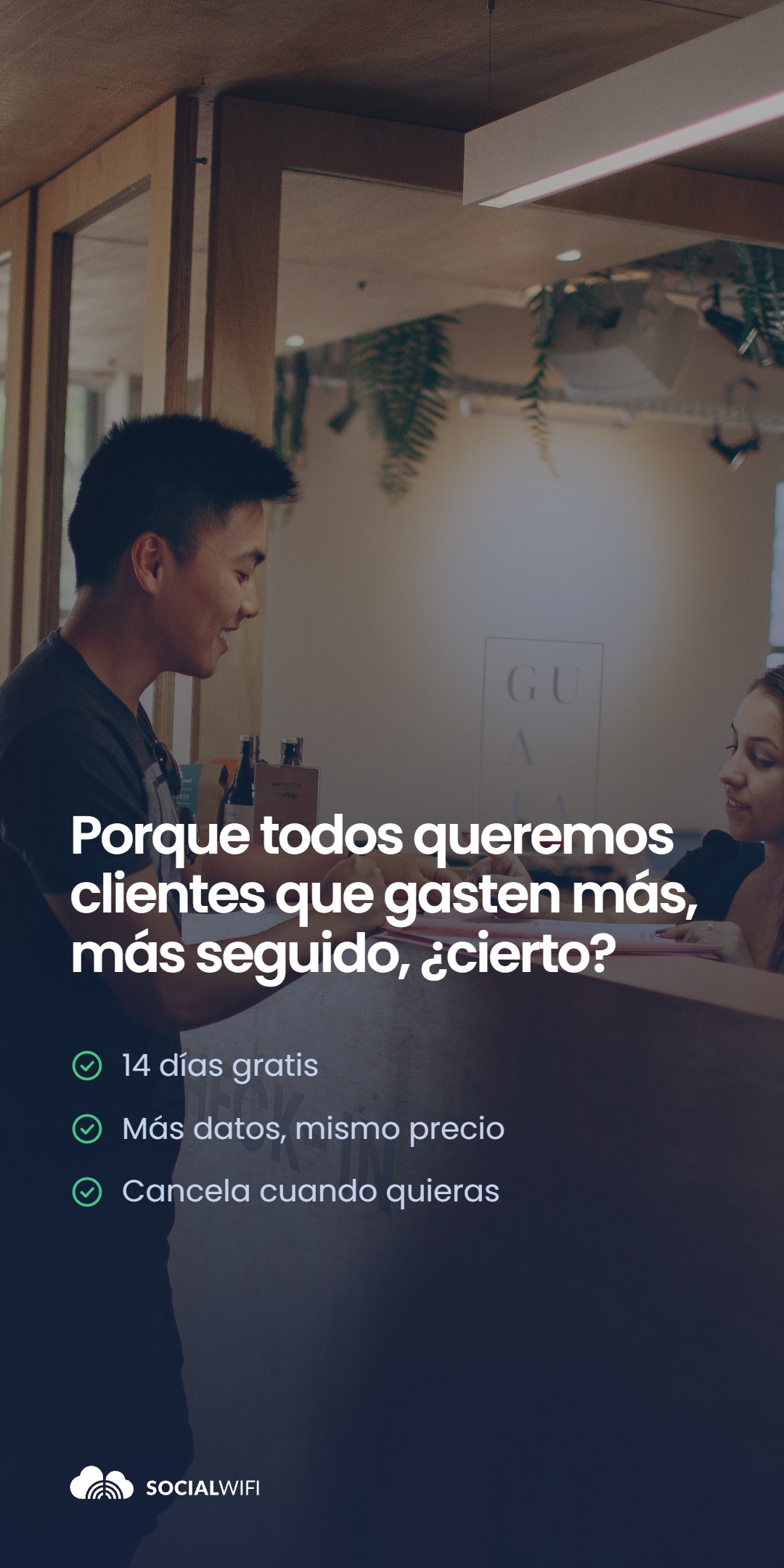 Hombre hablando con una recepcionista en el check-in de un hotel, con el titular 'Porque todos queremos clientes que gasten más, más seguido, ¿cierto?' y una lista de '14 días gratis', 'Más datos, mismo precio', 'Cancela cuando quieras'