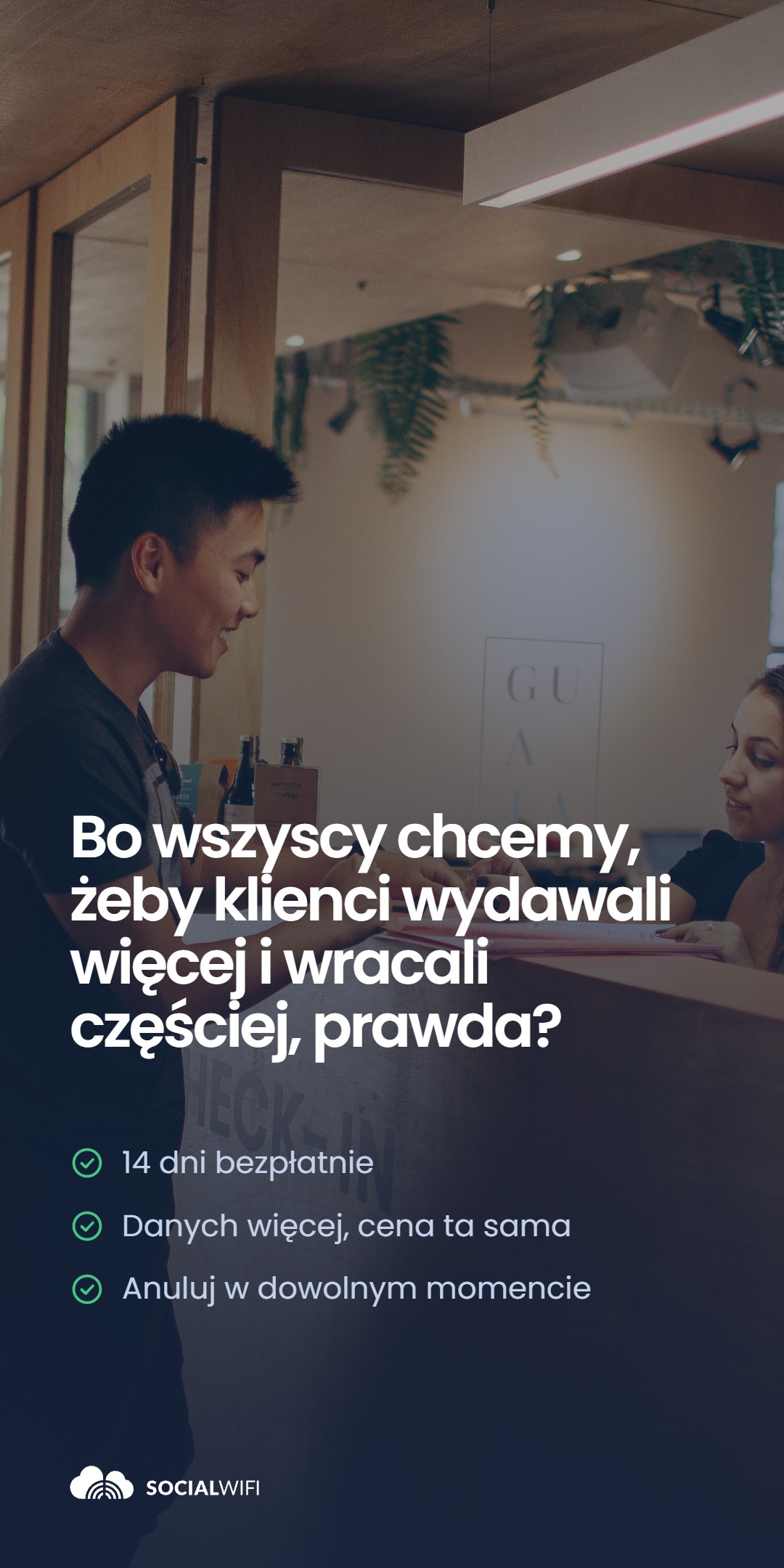 Mężczyzna rozmawiający z recepcjonistką przy check-inie w hotelu, z nagłówkiem 'Bo wszyscy chcemy, żeby klienci wydawali więcej i wracali częściej, prawda?' i listą '14 dni bezpłatnie', 'Danych więcej, cena ta sama', 'Anuluj w dowolnym momencie'