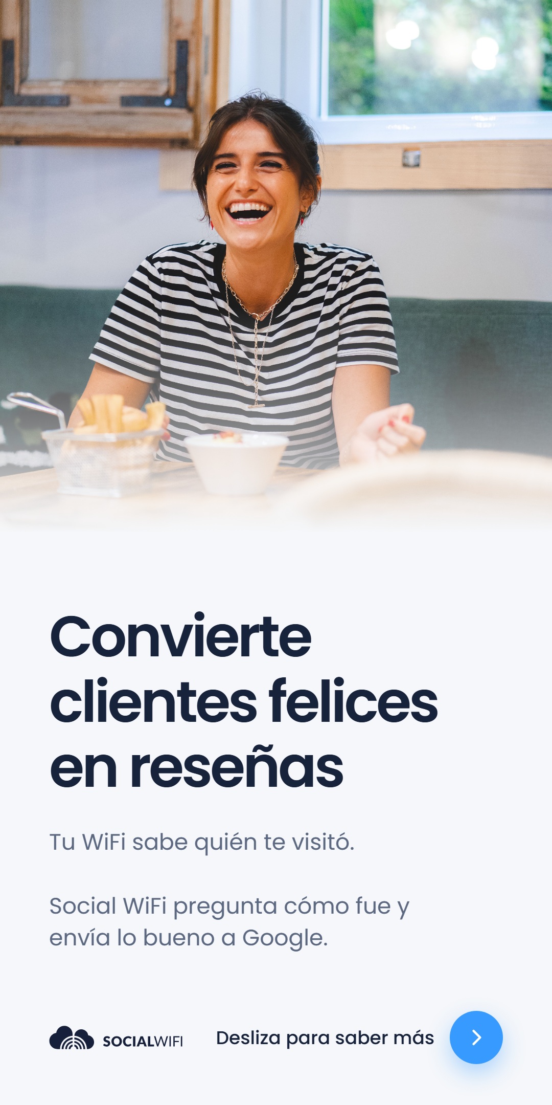 Mujer sonriente en una mesa de restaurante con comida, con el titular 'Convierte clientes felices en reseñas'