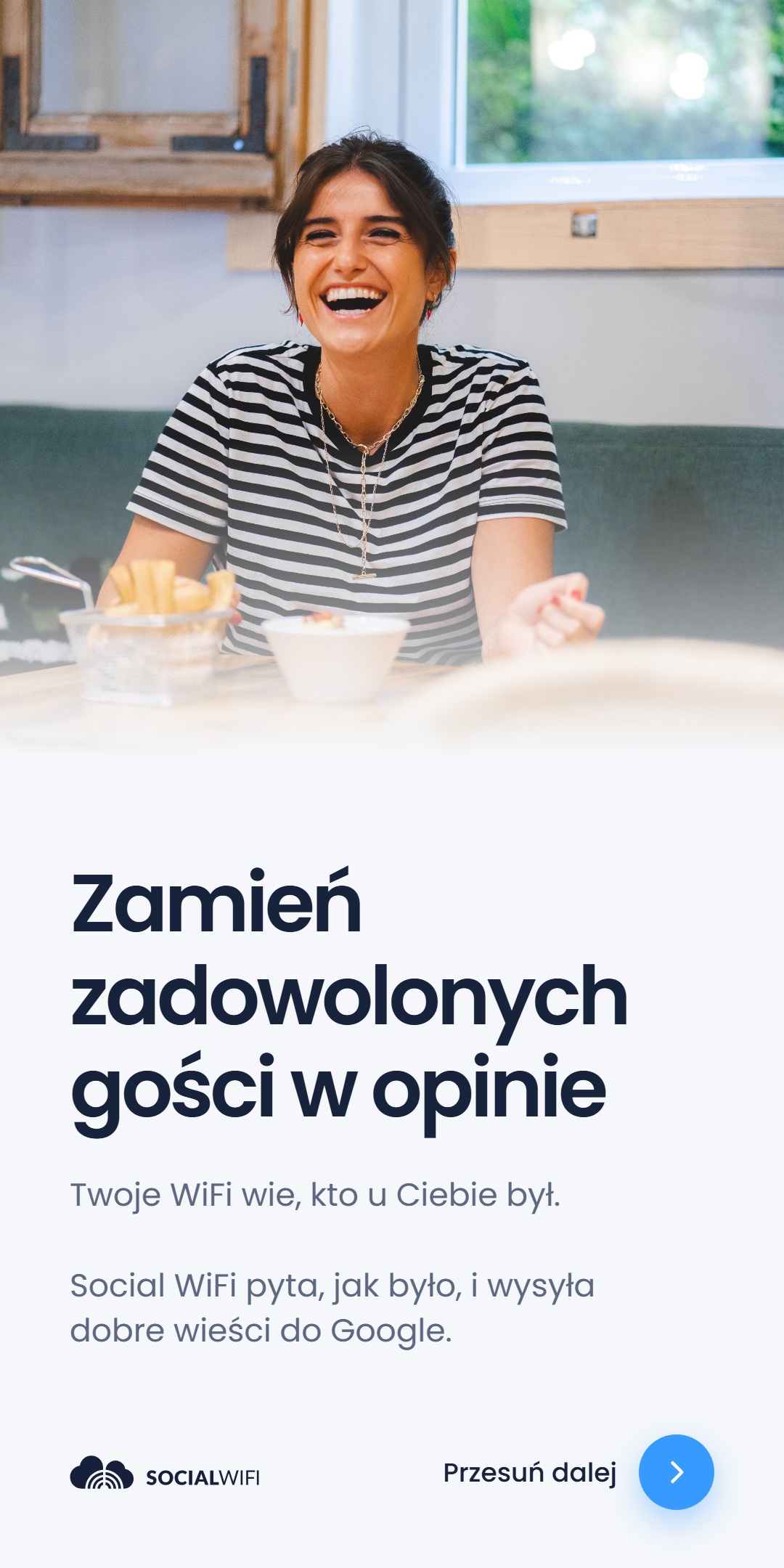 Uśmiechnięta kobieta przy stoliku w restauracji z jedzeniem, z nagłówkiem 'Zamień zadowolonych gości w opinie'