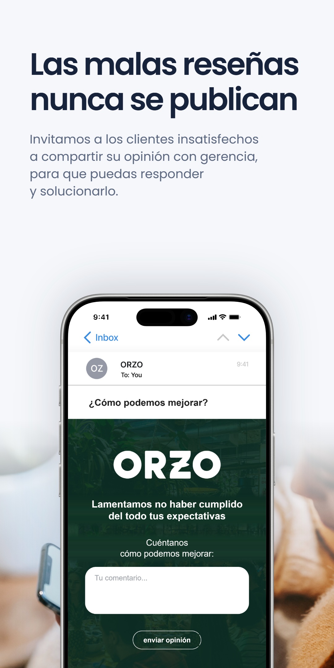 Pantalla de teléfono con un formulario de opinión privado para ORZO con la pregunta '¿Cómo podemos mejorar?', bajo el titular 'Las malas reseñas nunca se publican'