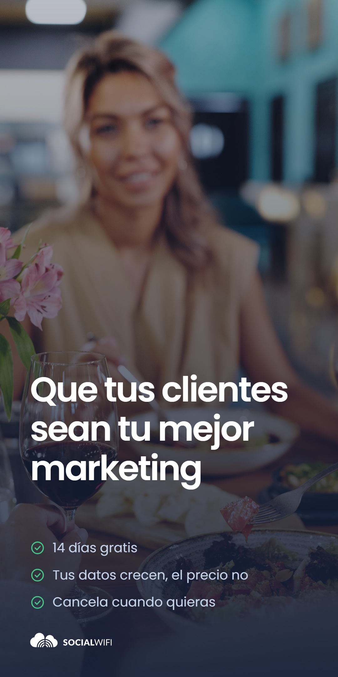 Mujer disfrutando de una cena con vino y flores en la mesa, con el titular 'Que tus clientes sean tu mejor marketing' y una lista de beneficios - 14 días gratis, tus datos crecen pero el precio no, y cancelación en cualquier momento