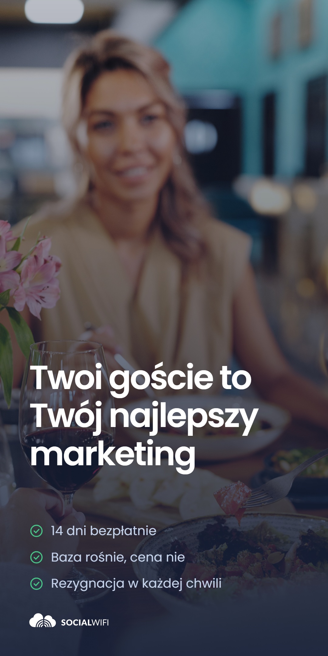 Kobieta ciesząca się kolacją z winem i kwiatami na stole, z nagłówkiem 'Twoi goście to Twój najlepszy marketing' i listą korzyści - 14 dni bezpłatnie, baza rośnie, cena nie, oraz rezygnacja w każdej chwili